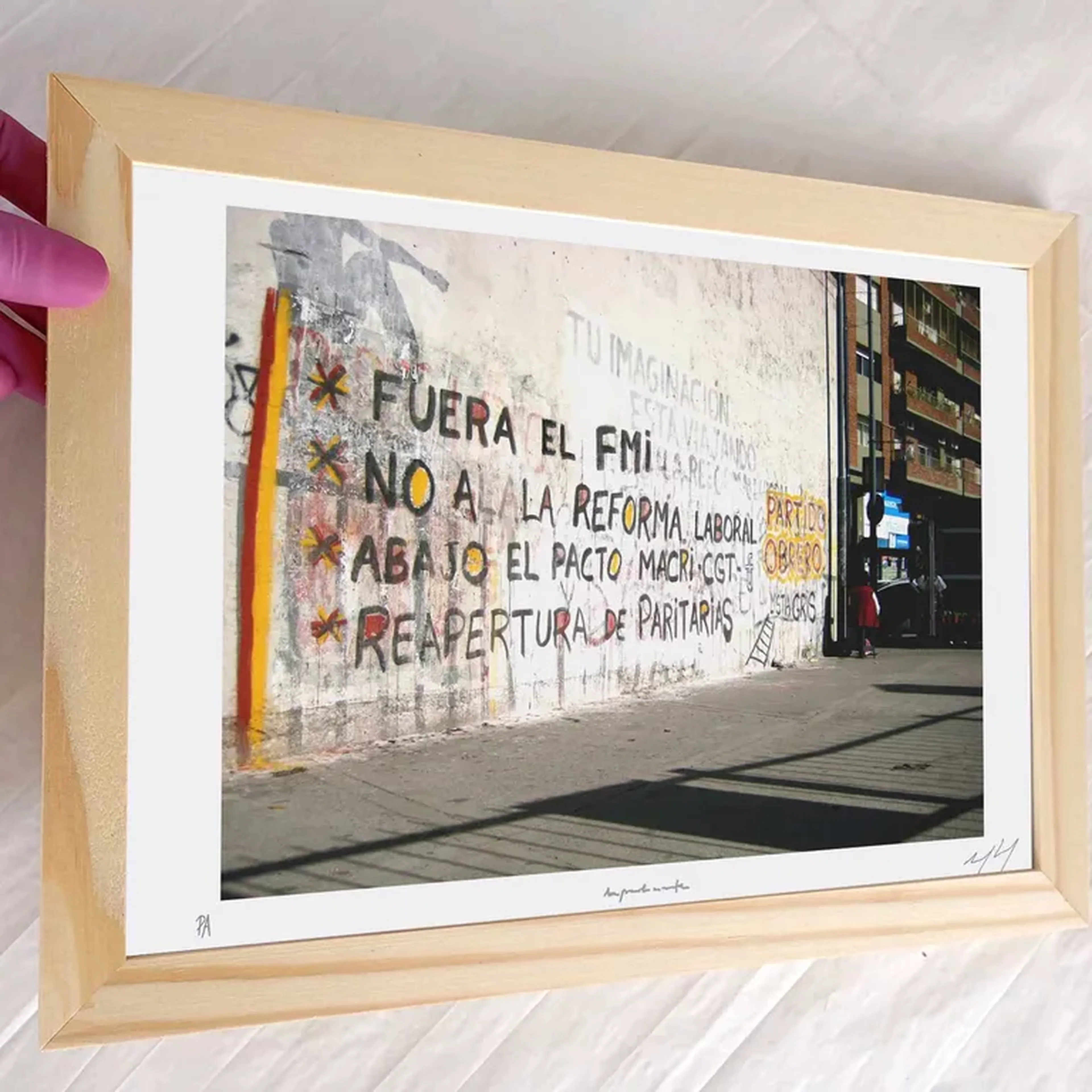 Palávoras - Fuera al FMI - 21x30 cm moldura plana imagem