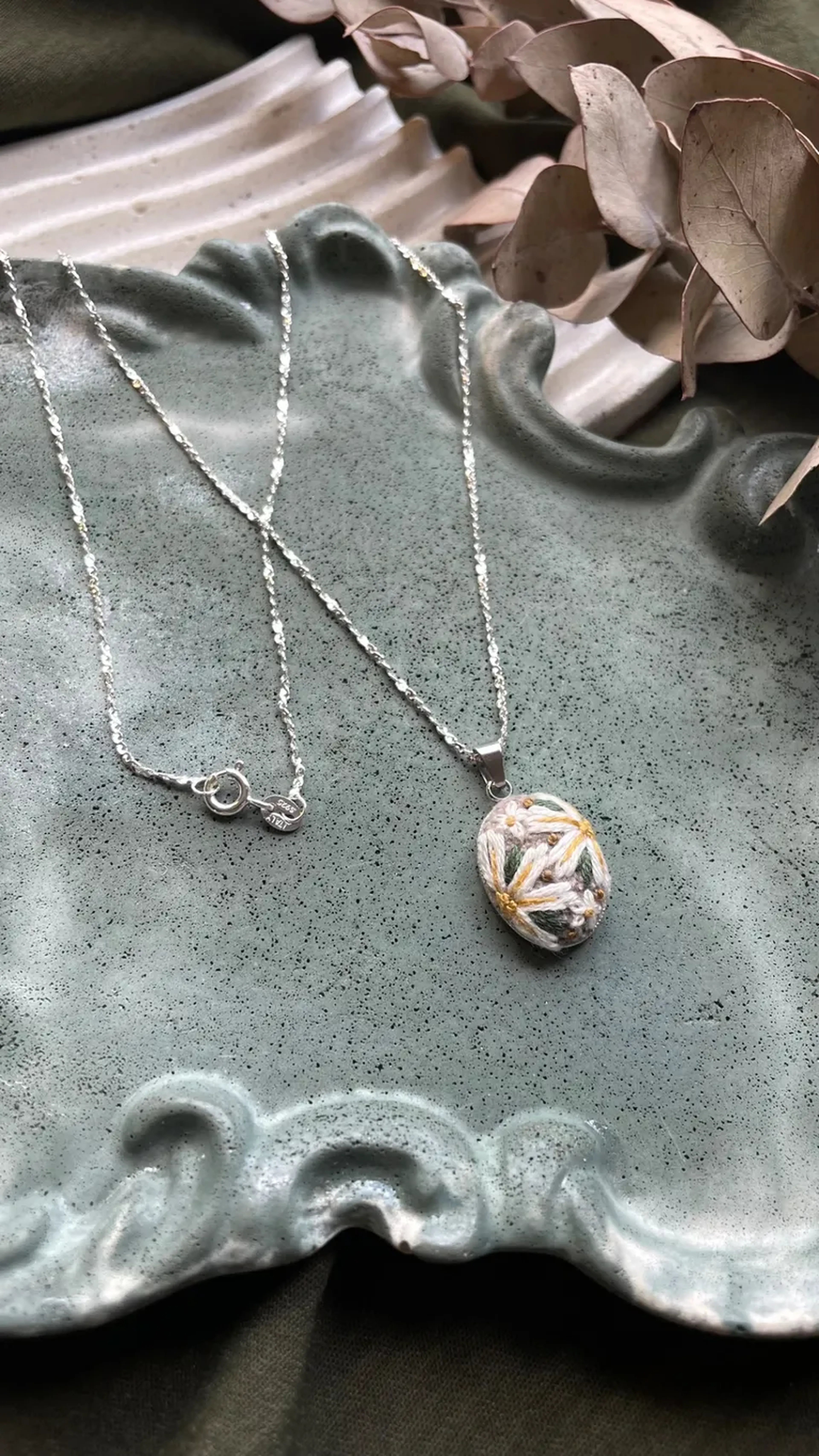 Colar prata com bordado de flor jasmin manga imagem