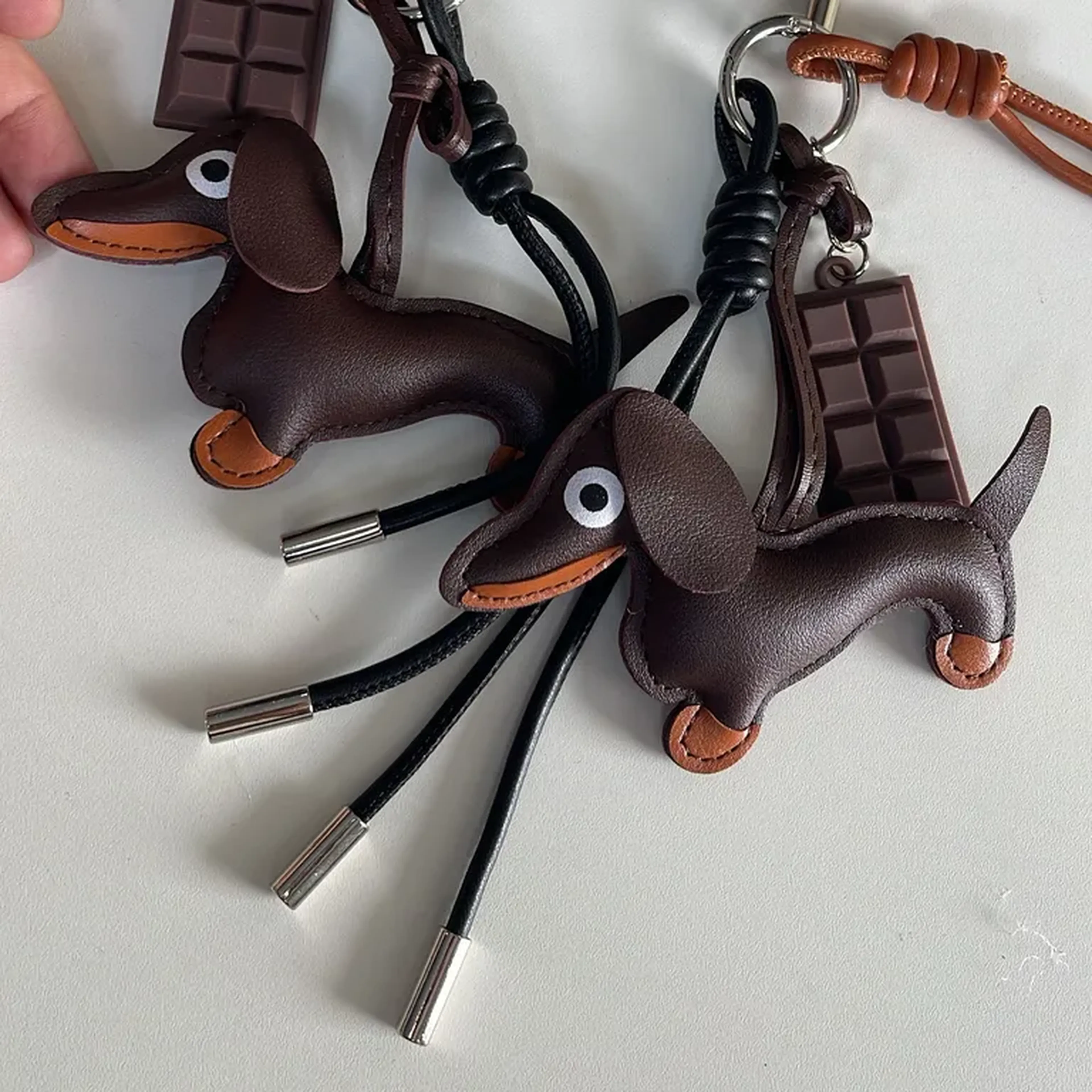 Charms cachorro salsinha chocolate imagem