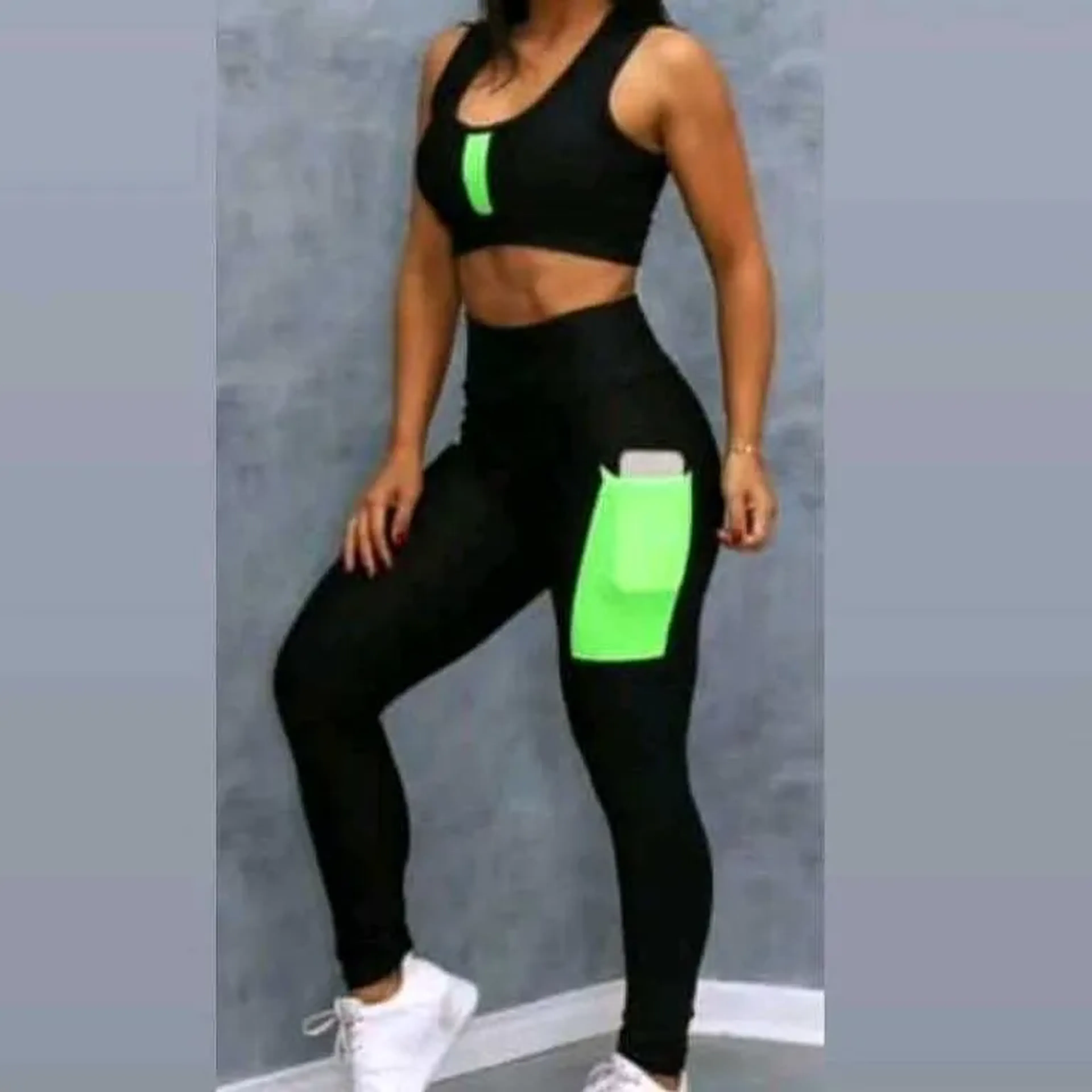 Conjunto fitwear preto com bolso verde neon imagem
