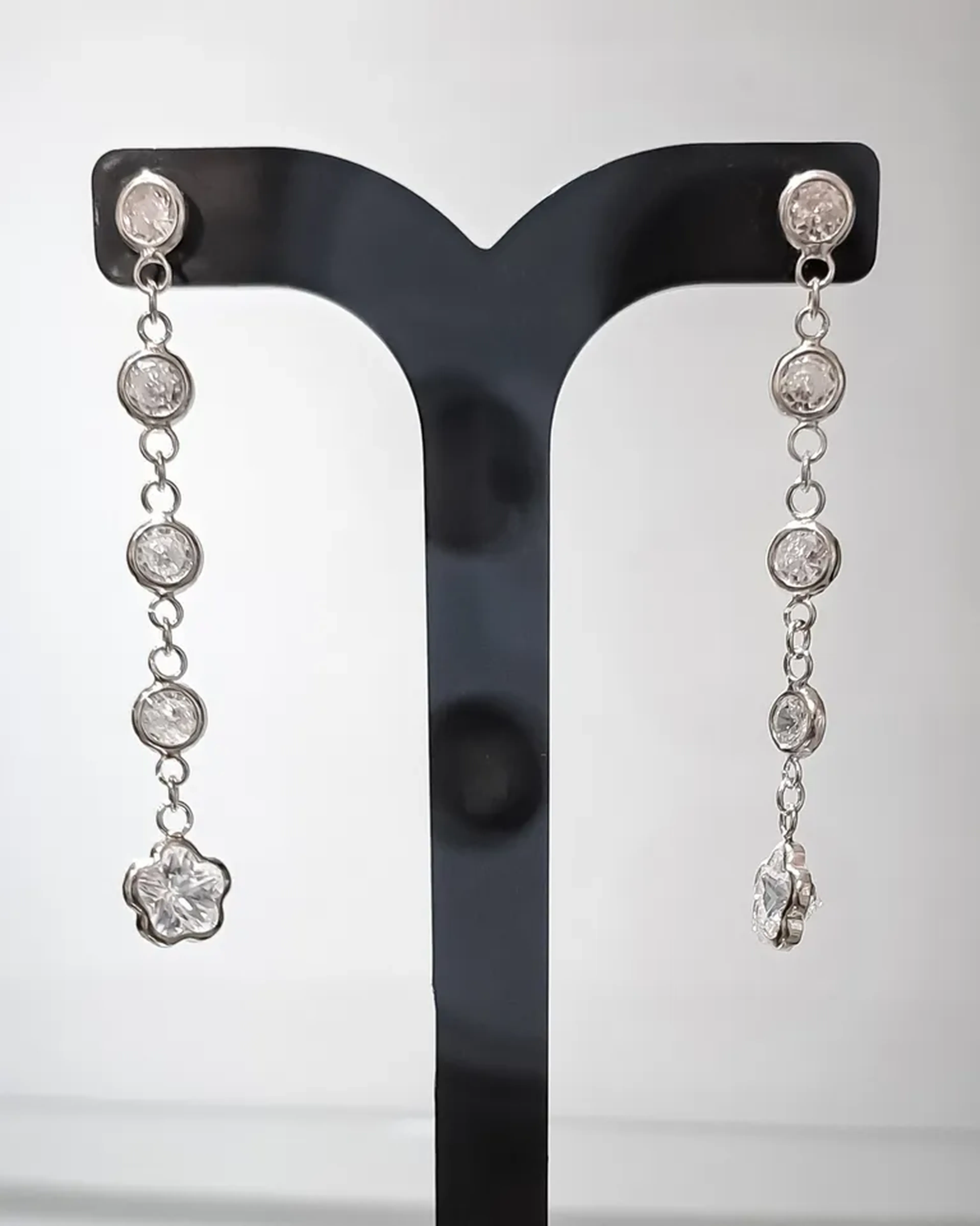 Brincos Longos de Prata 925 com Zircônias e Detalhe Floral imagem