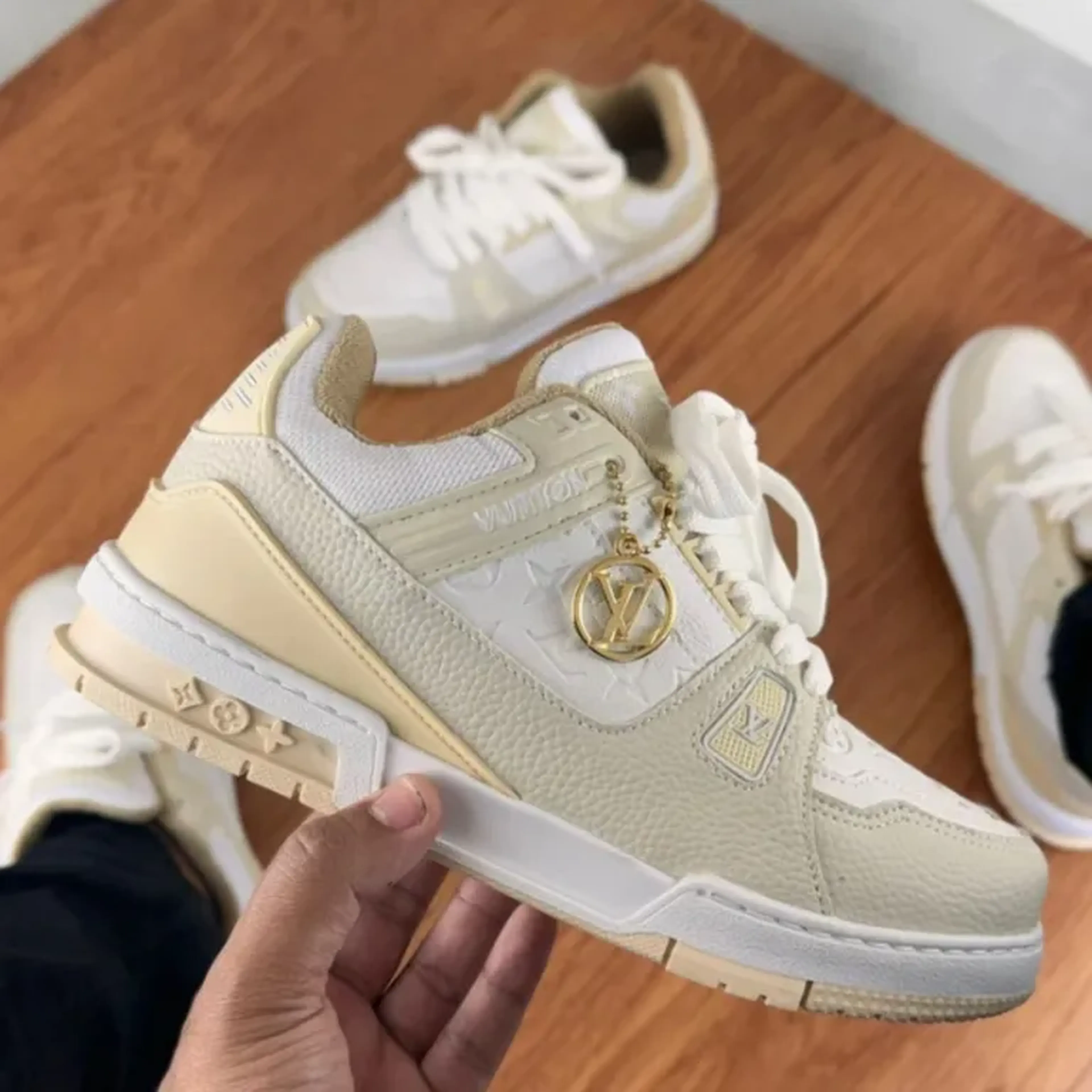 Louis Vuitton Trainer Bege e Branco imagem