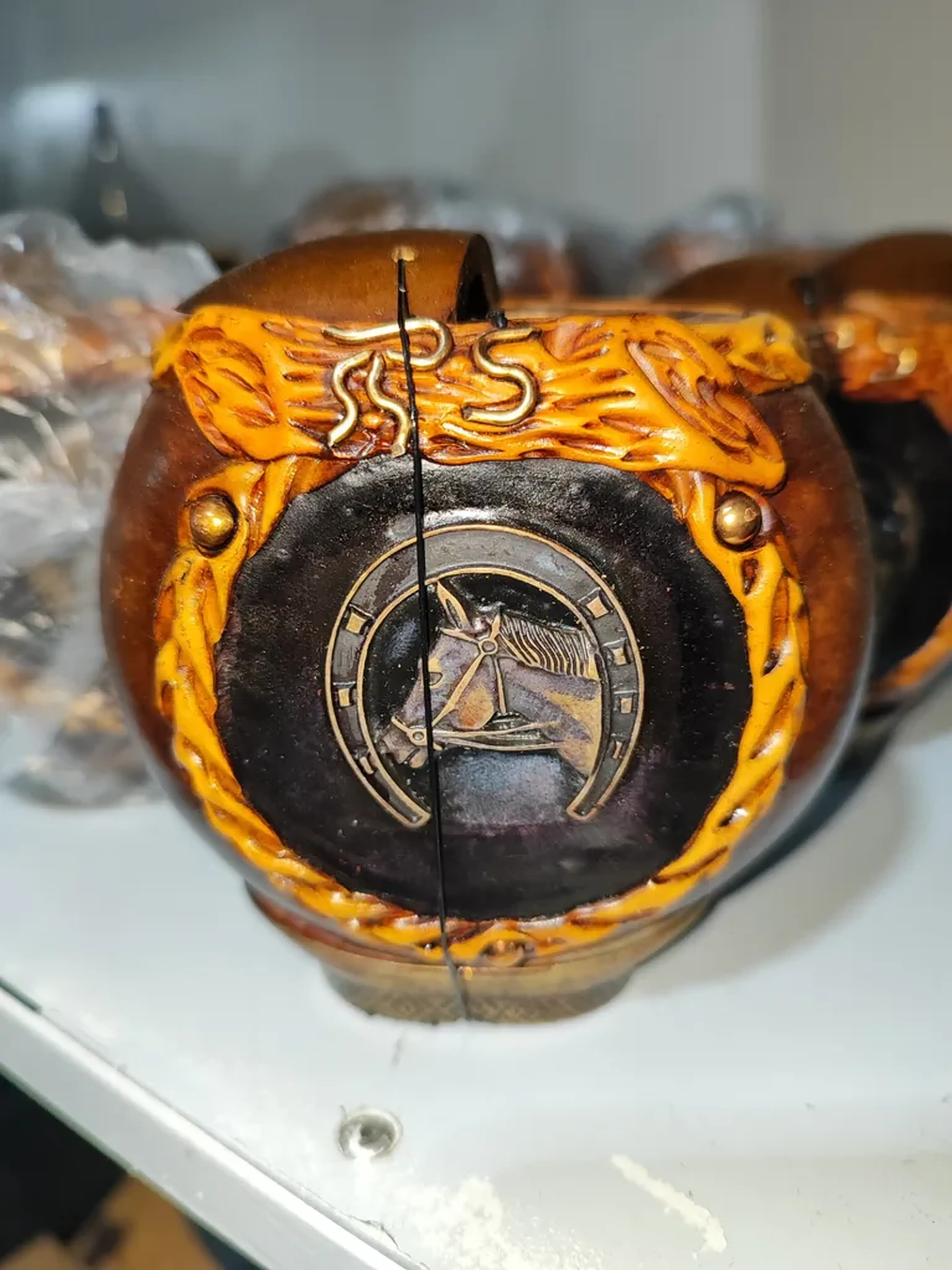 Cuia coquinho com pé, tapa erva e aplique imagem