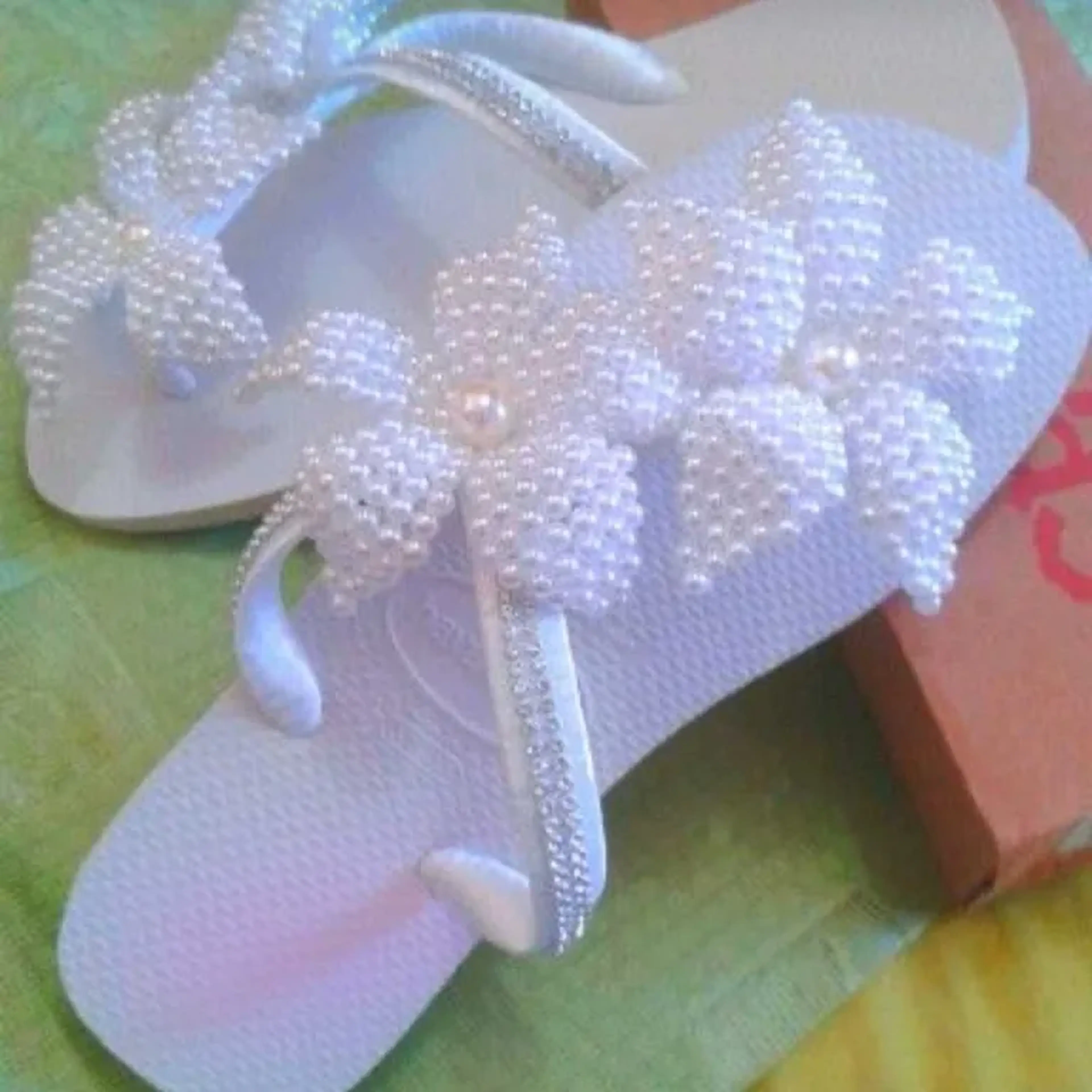 havaianas trabalhada com trama de pérola imagem