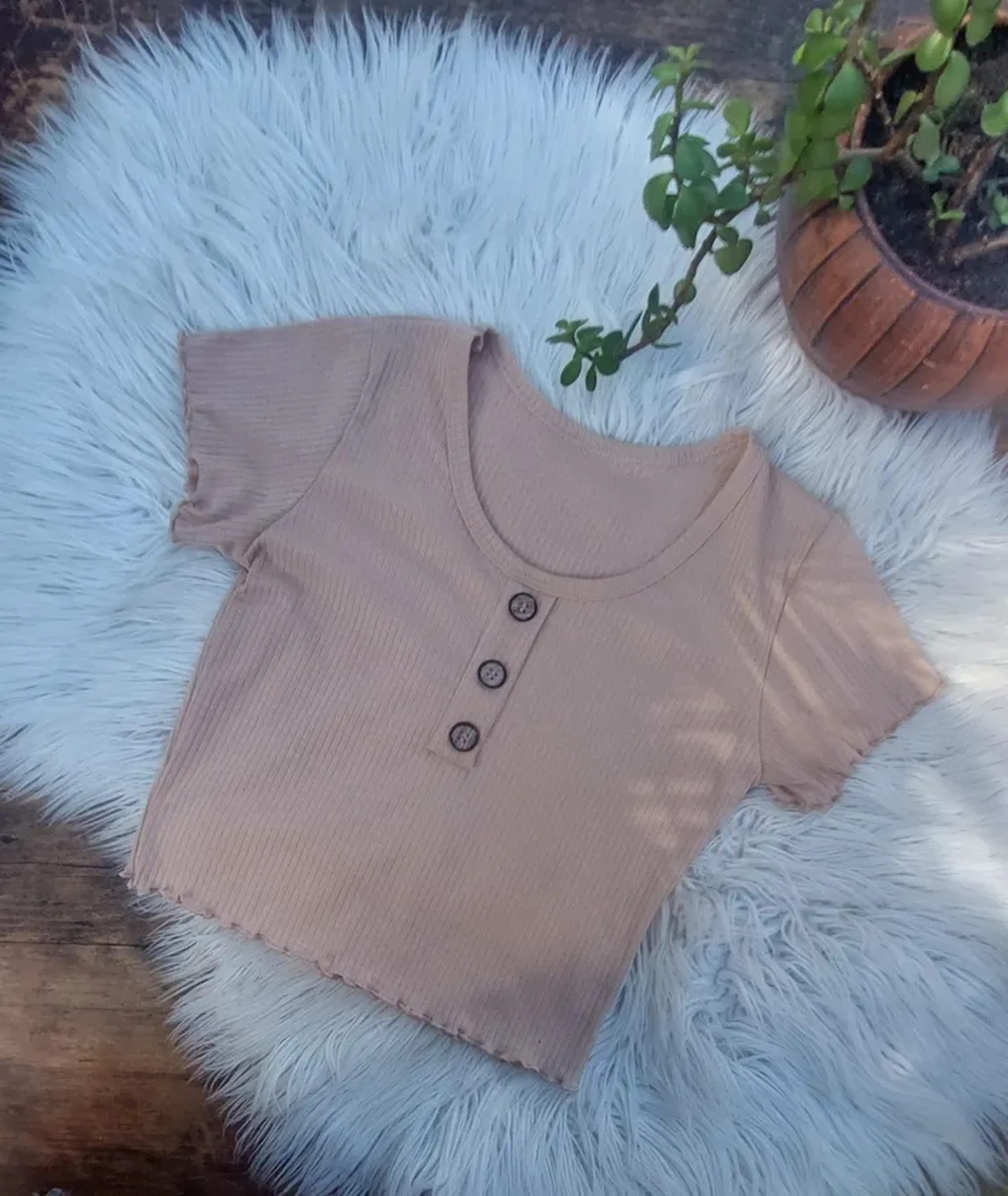 Blusa feminina beje com botao imagem