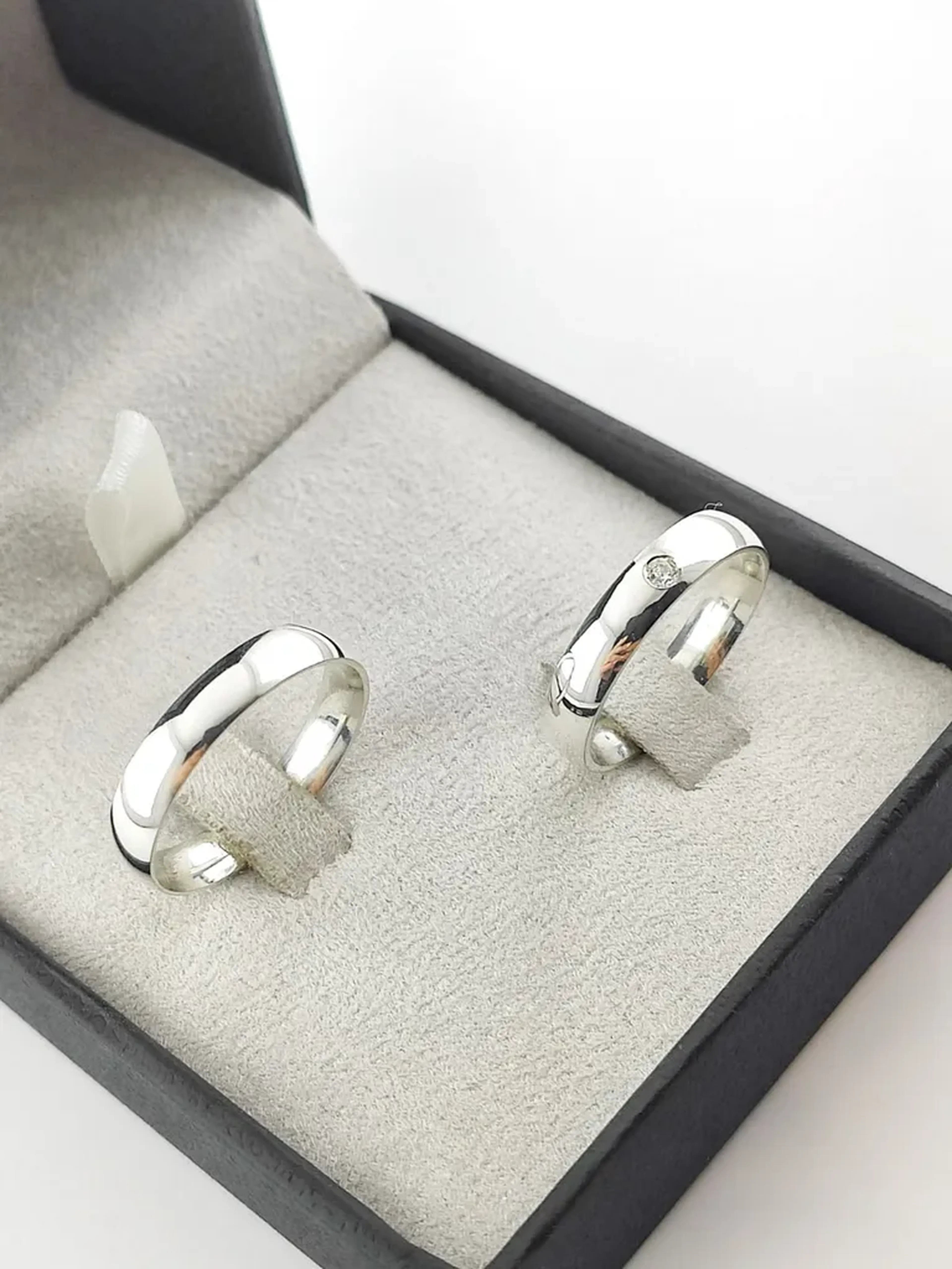 PAR DE ALIANÇA 4MM ABALOADA POLIDA imagem