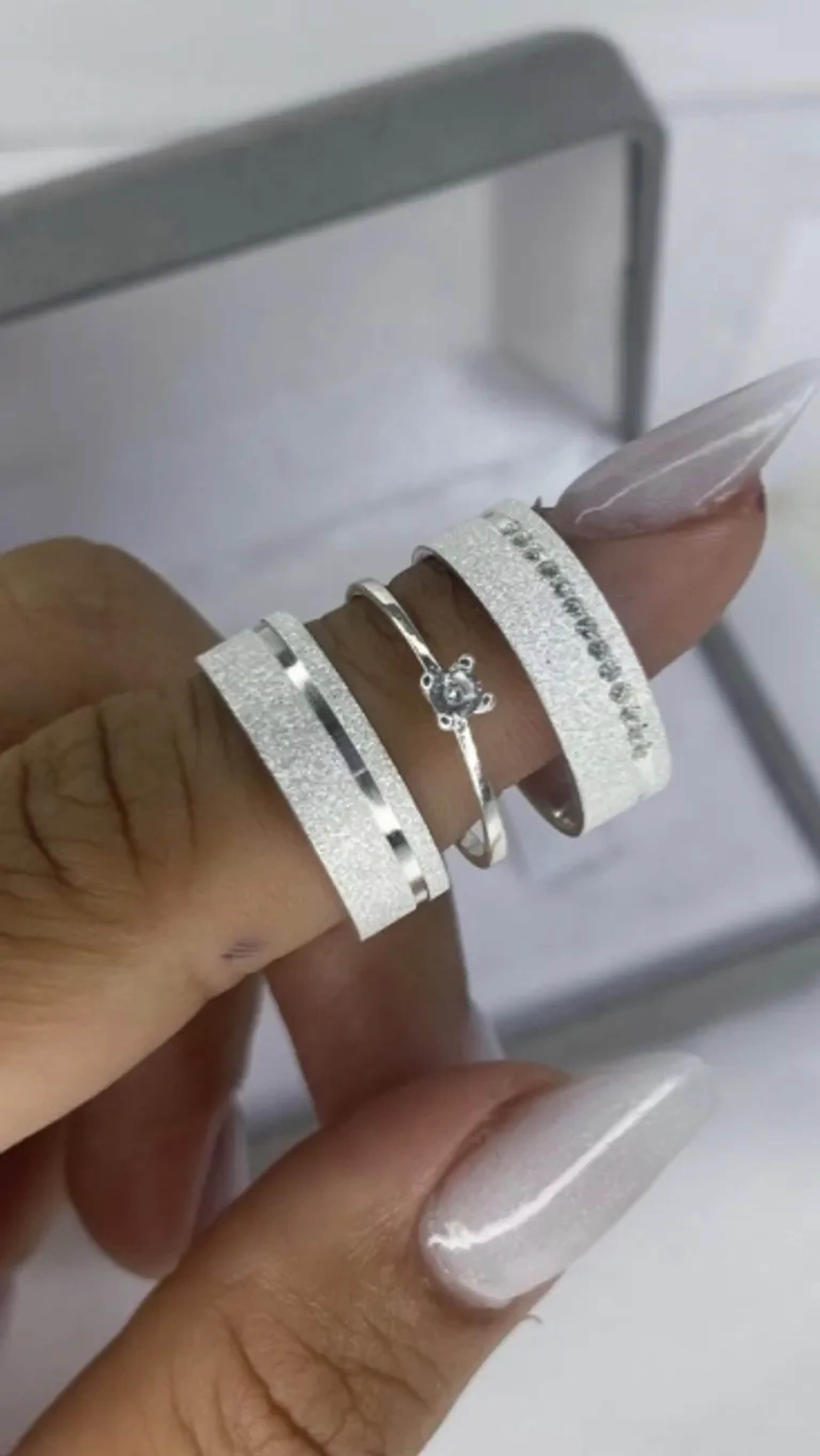 Par de aliança 7MM diamantada com friso cravejada imagem