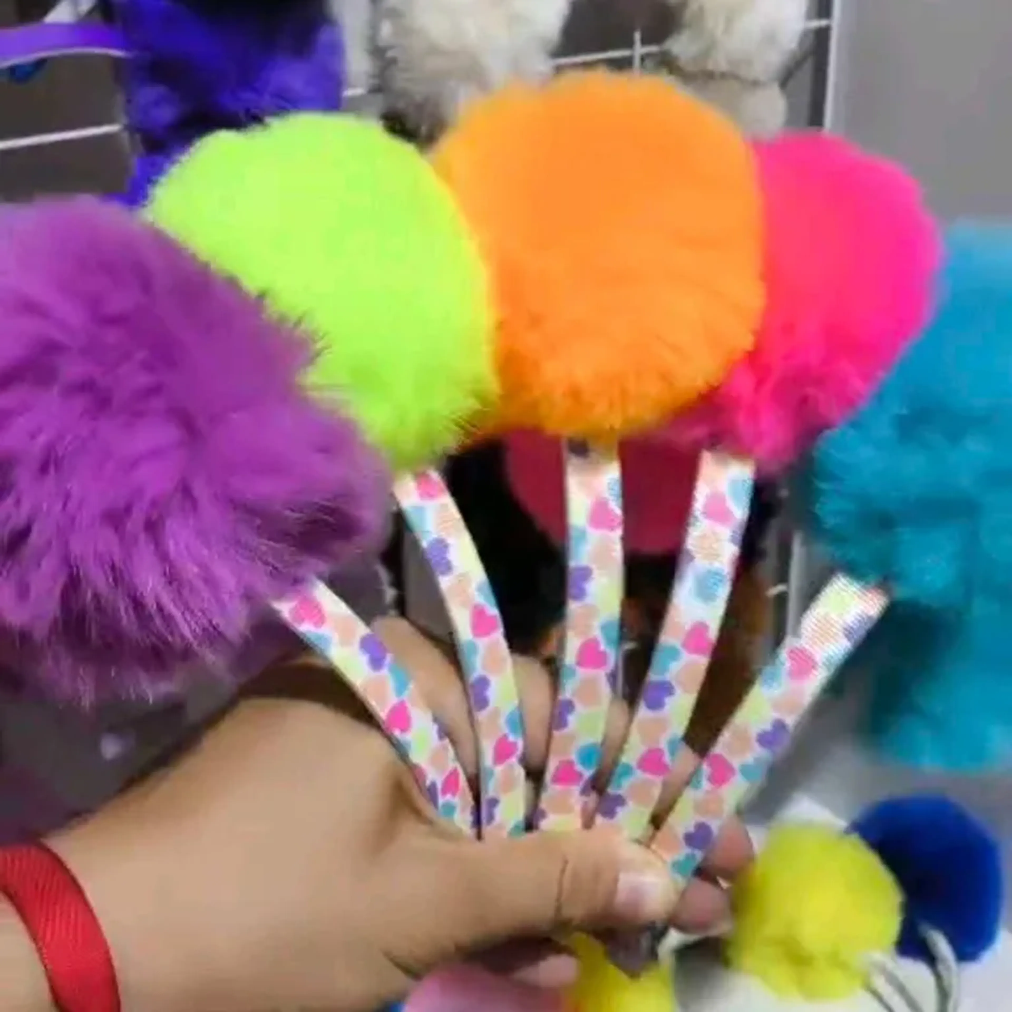 Tiara pompom neon arco corações imagem