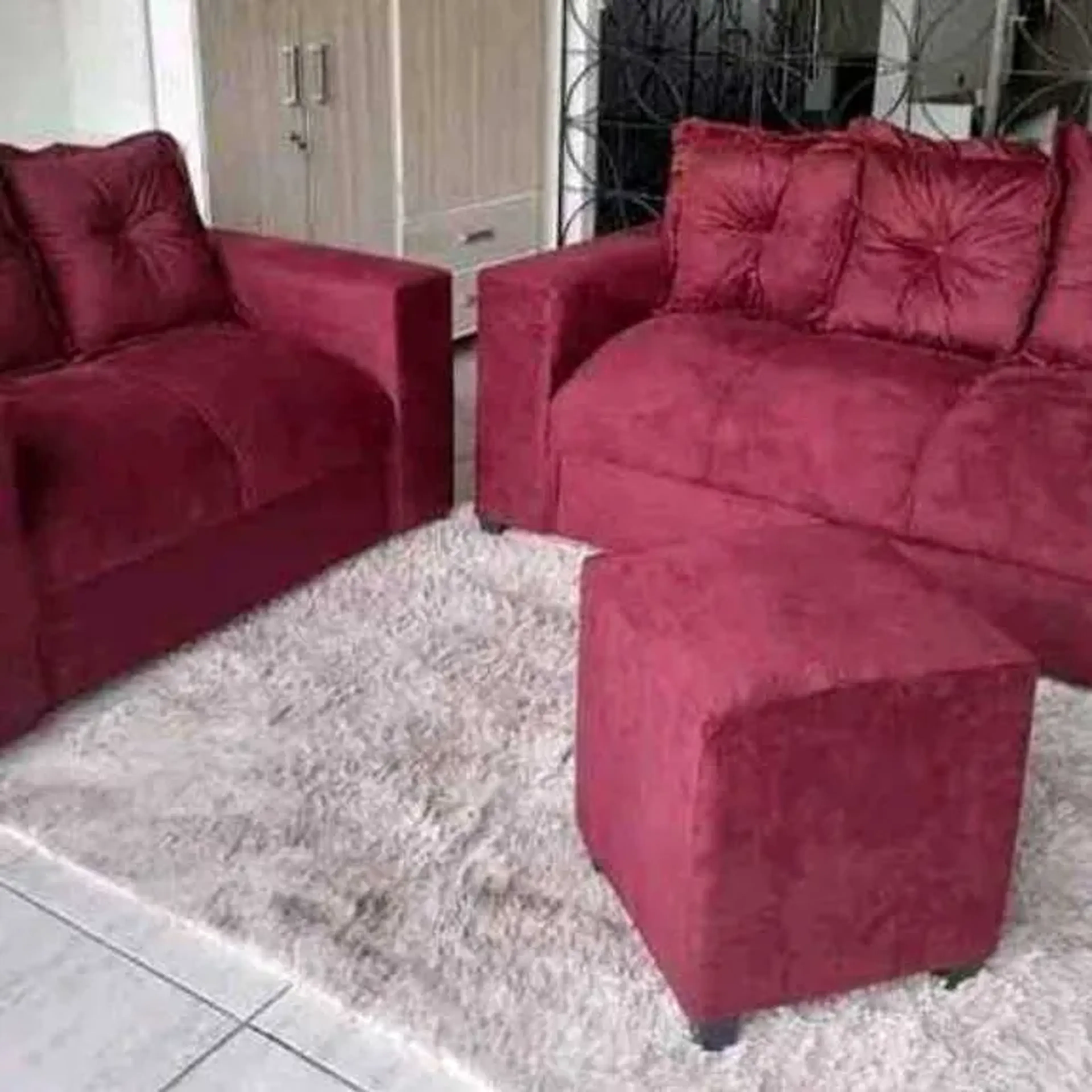 Kit sofá de 2 e 3 lugares mais puff imagem