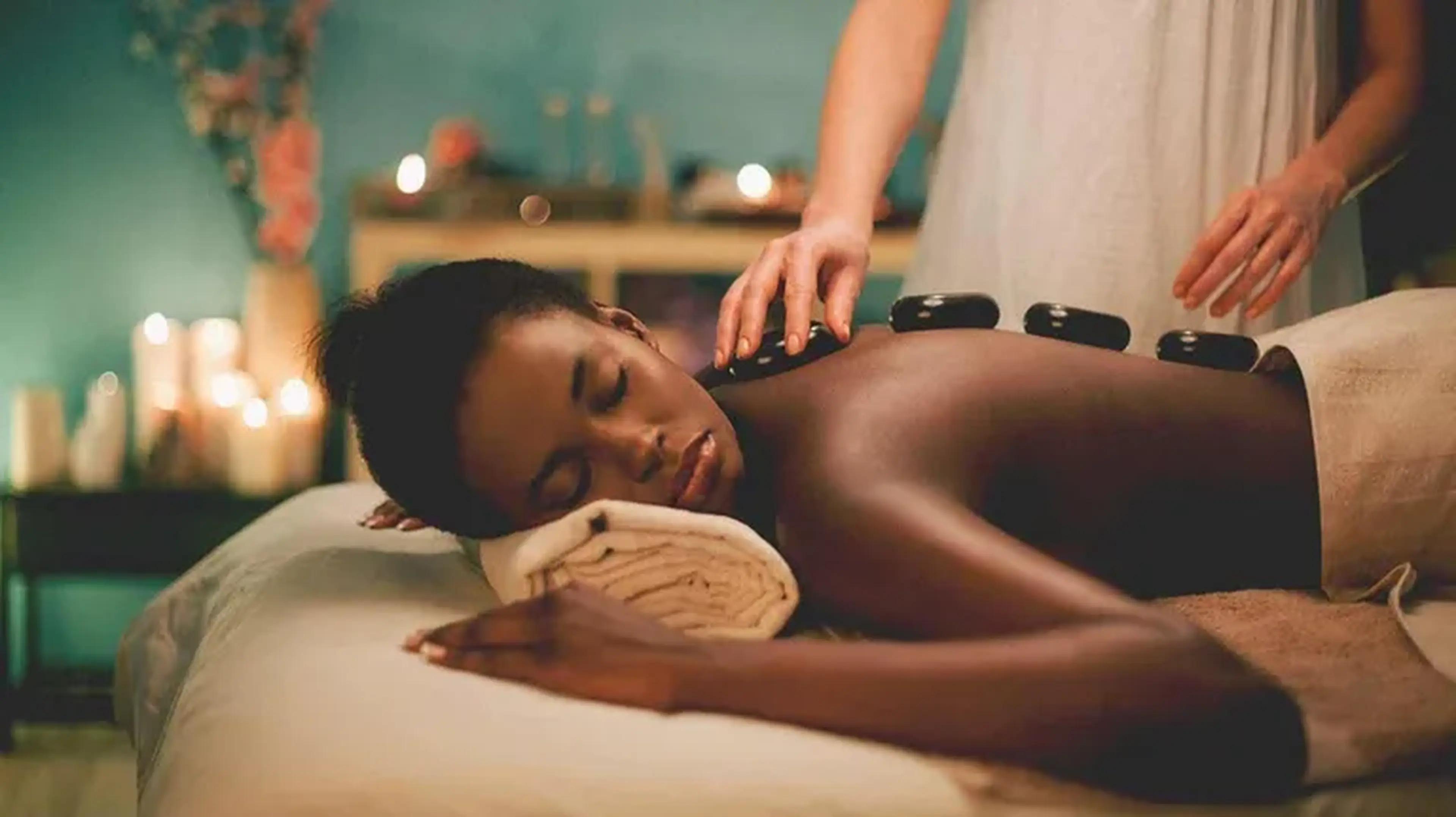 Massagem Relaxante com Pedras Quentes imagem