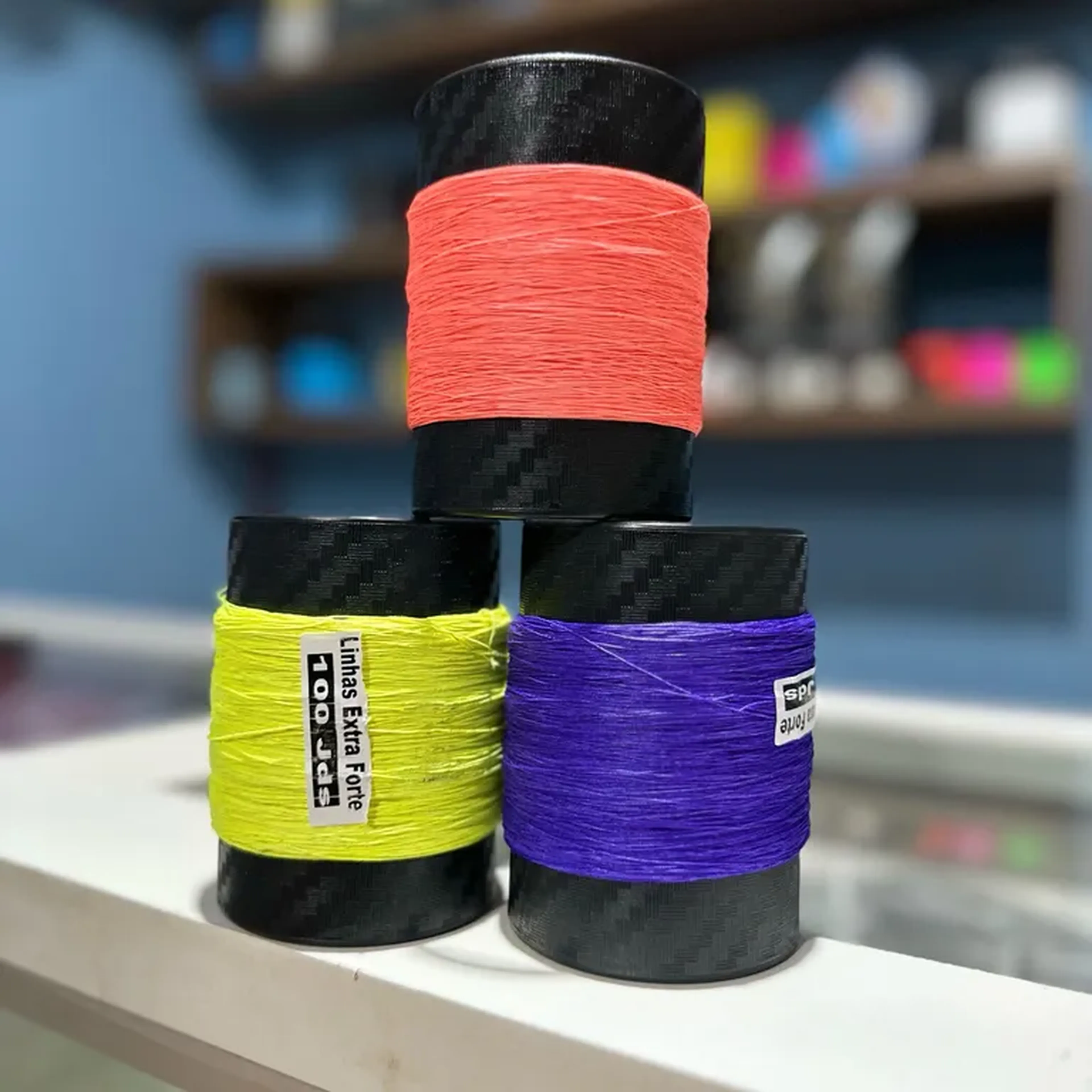 Tubo com Linha Extra Forte Colorida (100 jardas) imagem