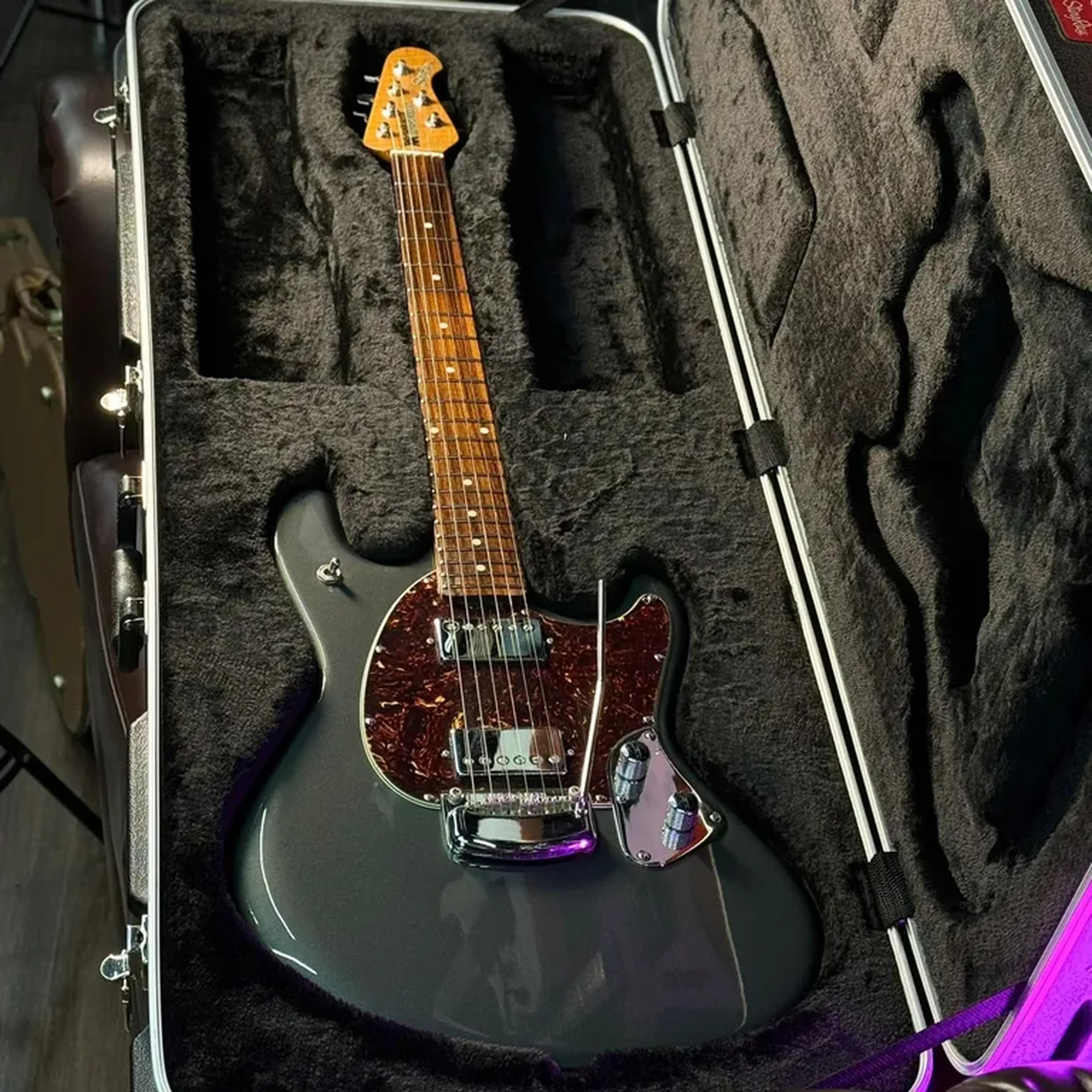 Guitarra Music Man StingRay RS Charcoal Frost imagem