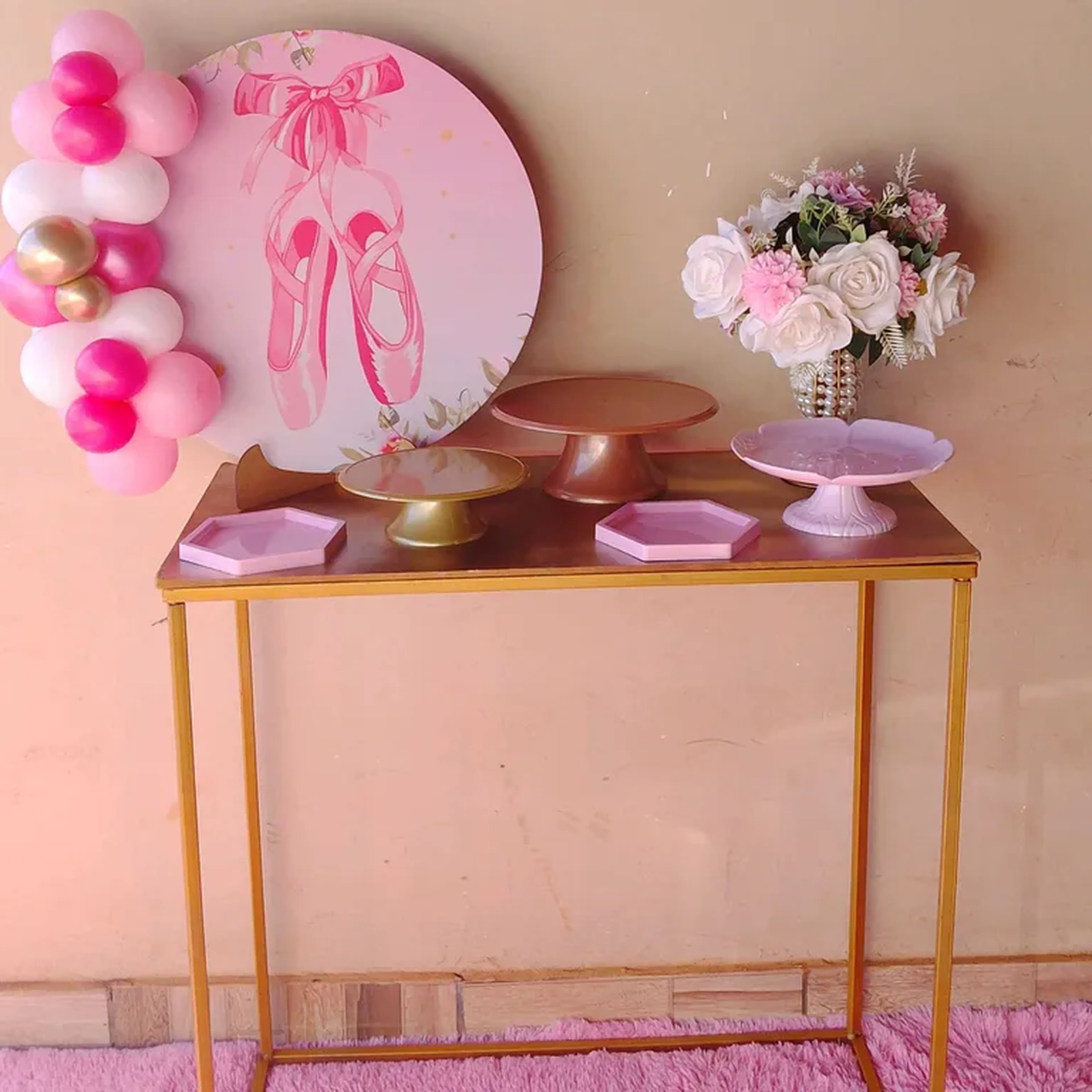 mini festa com mesa e tapete . Busque e Monte Sozinho. imagem