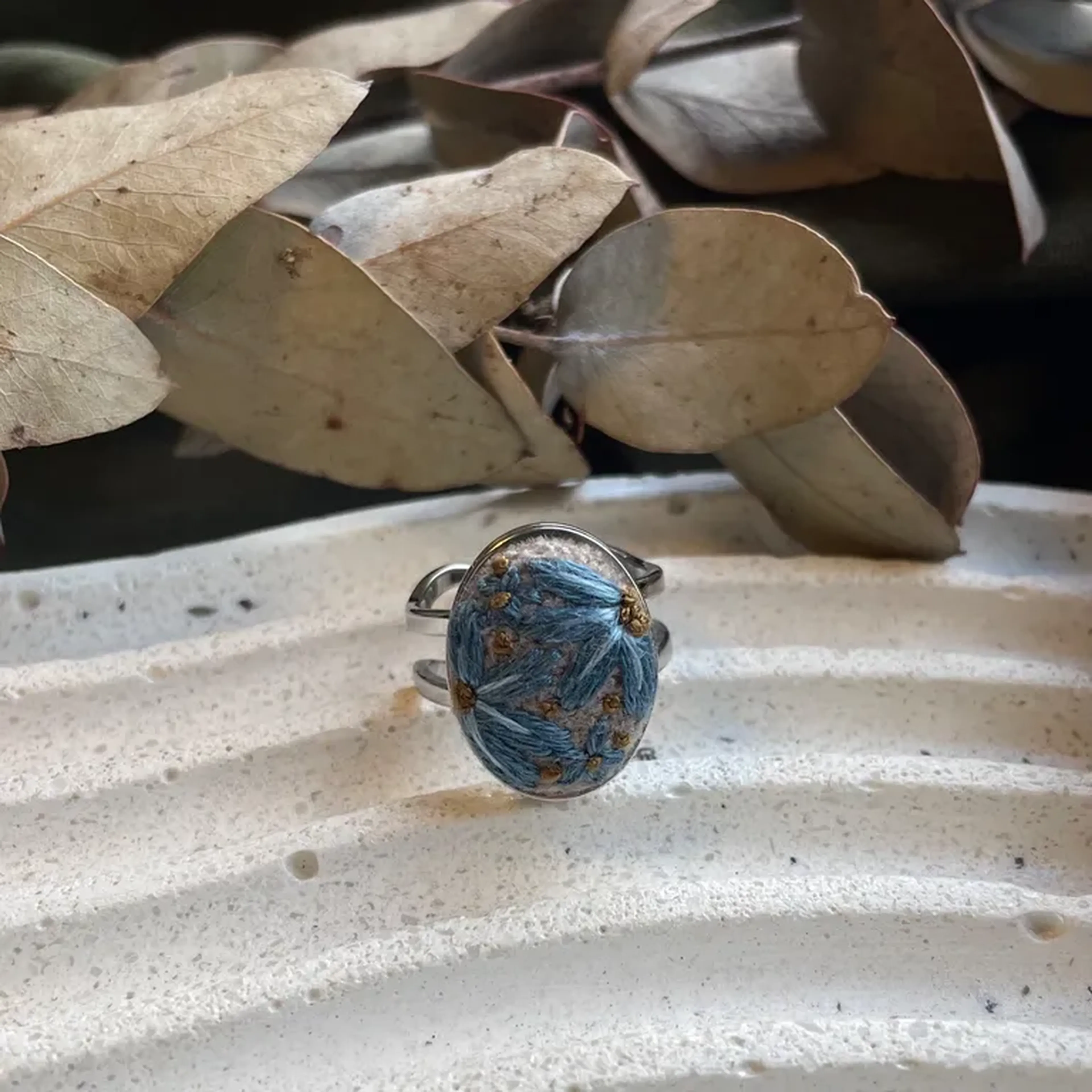 Anel com bordado de flor azul imagem