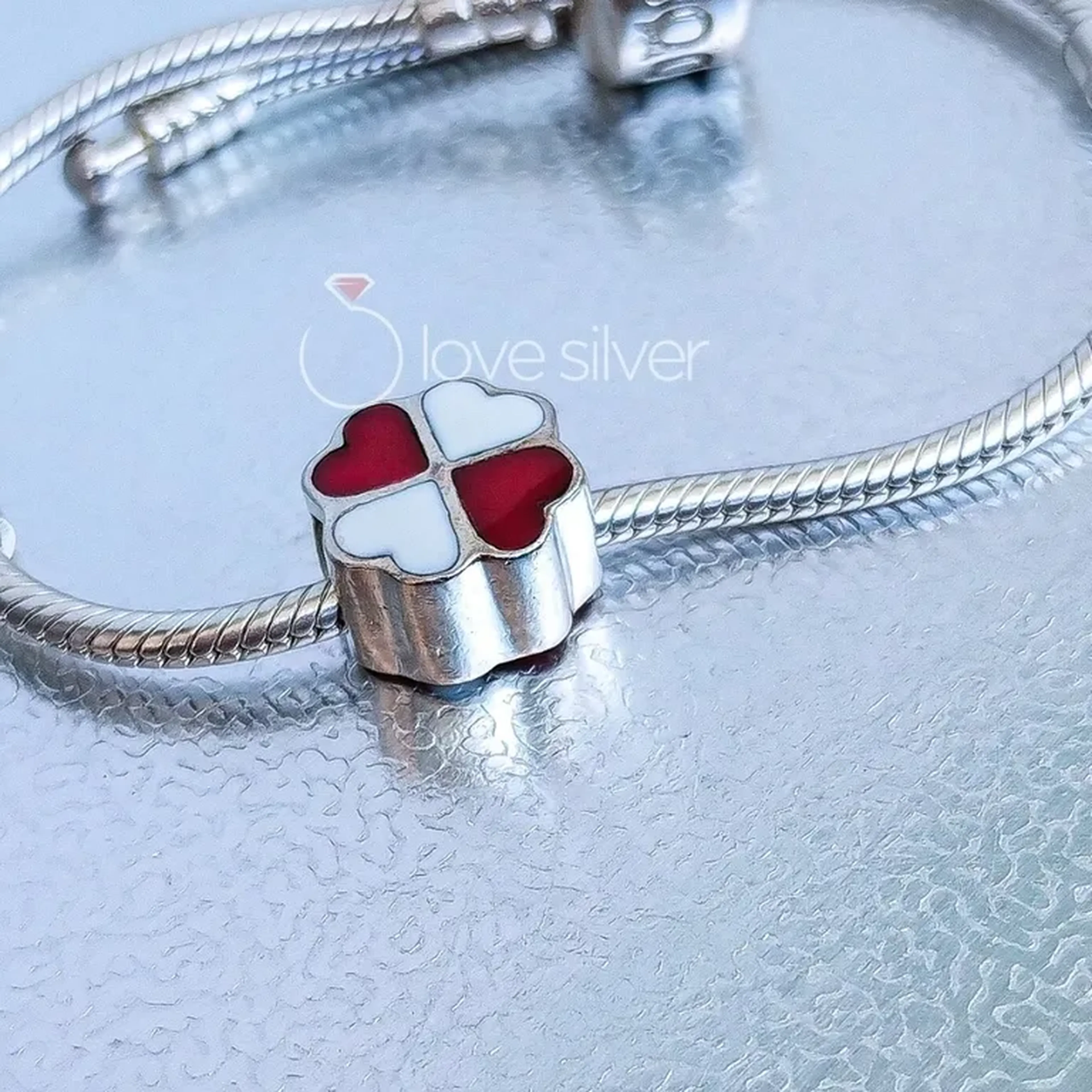 Berloque Trevo de Quatro Folhas em Prata 925 com Resina Colorida imagem