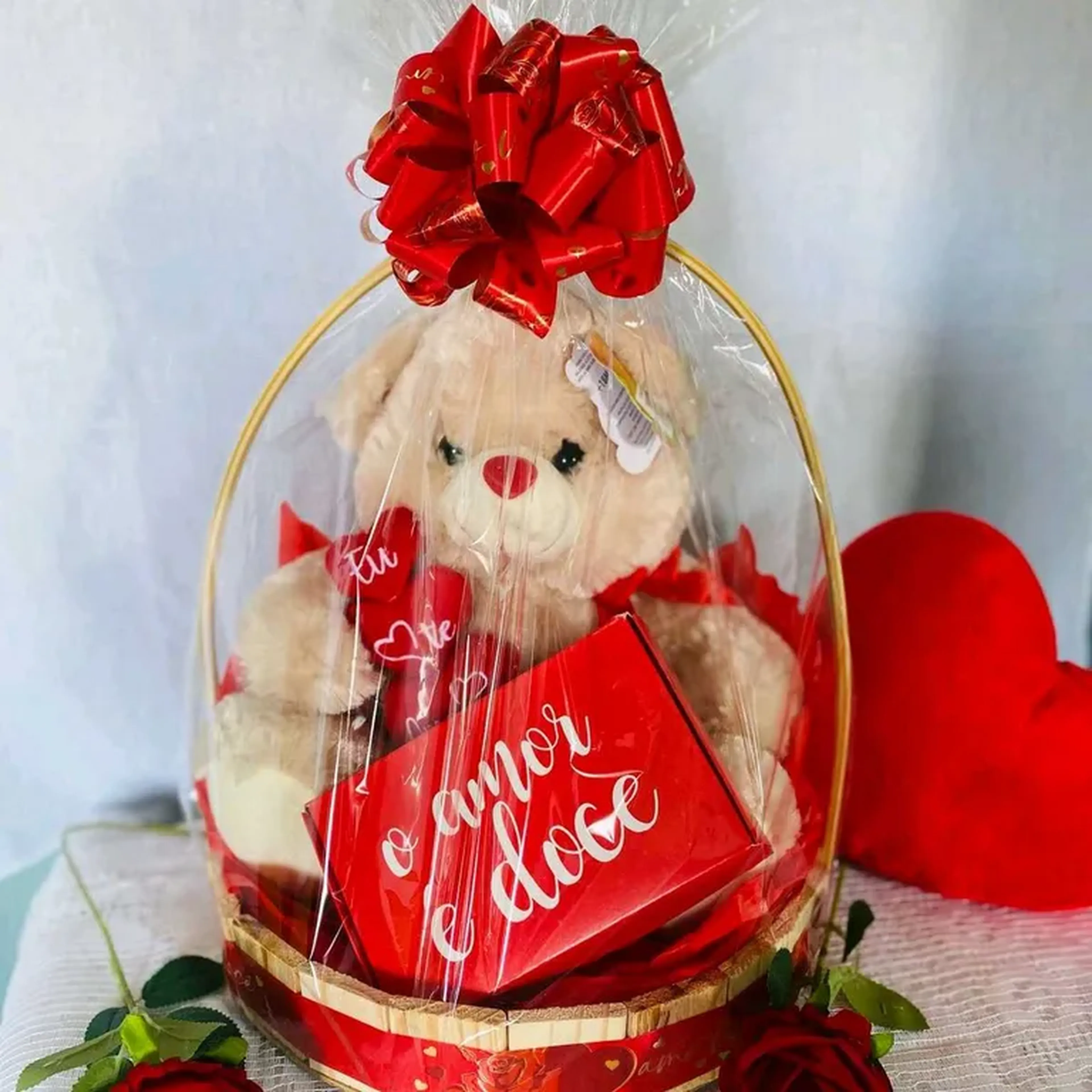 cesta com urso eu te amo e caixa com bombons sonho valsa imagem