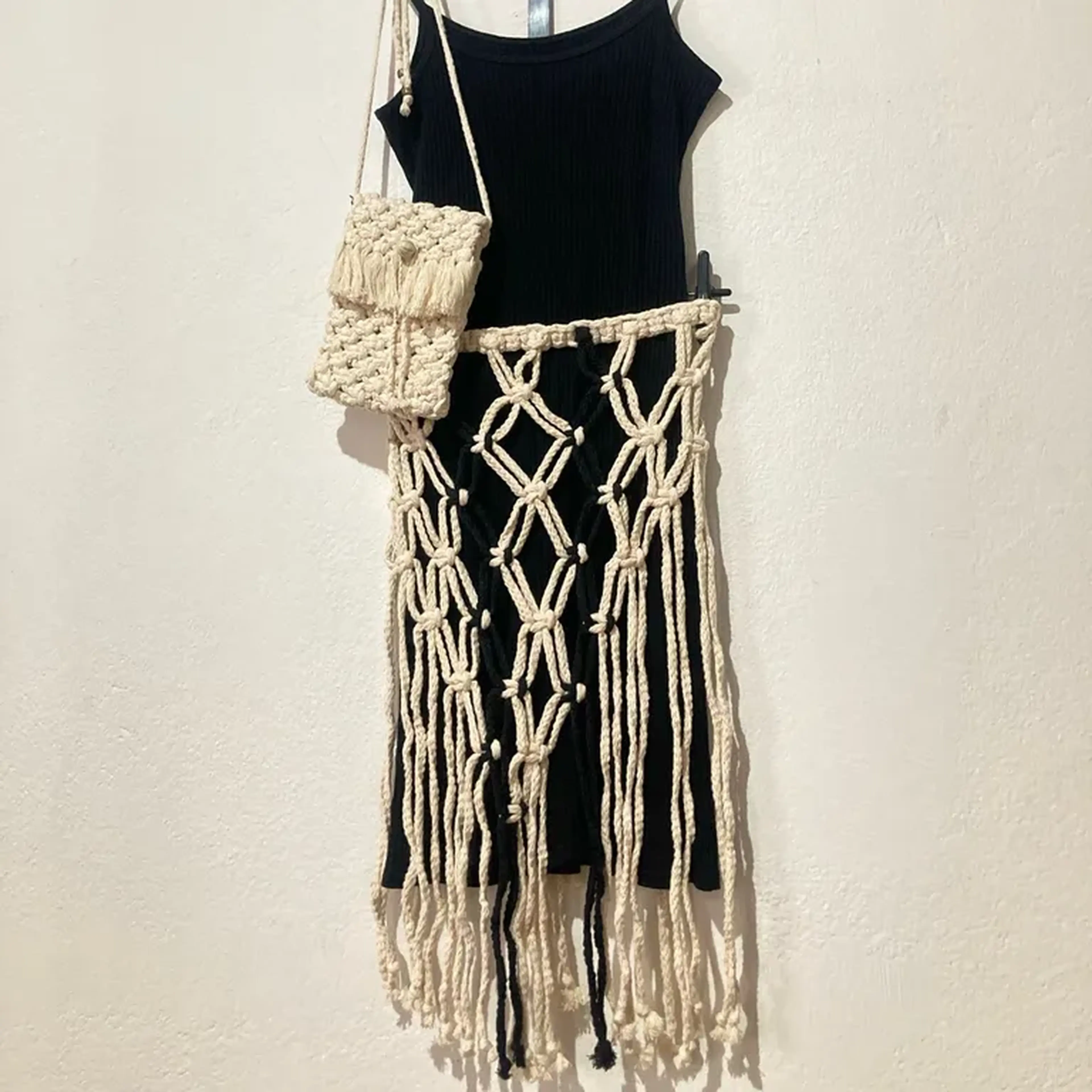 Saia de macramê off white c preto (feito à mão) 🖤 imagem