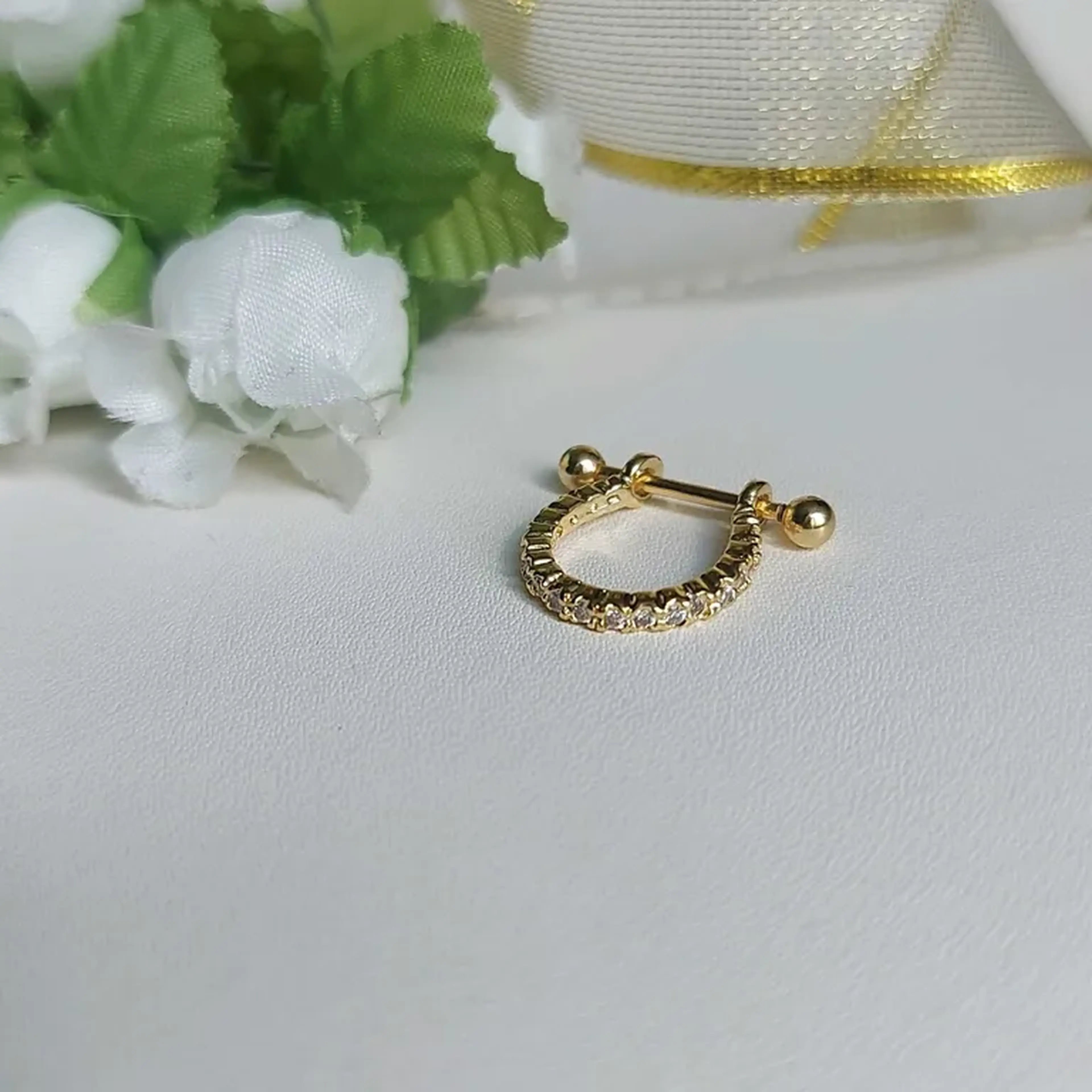 piercing cravejado uma linha conch imagem