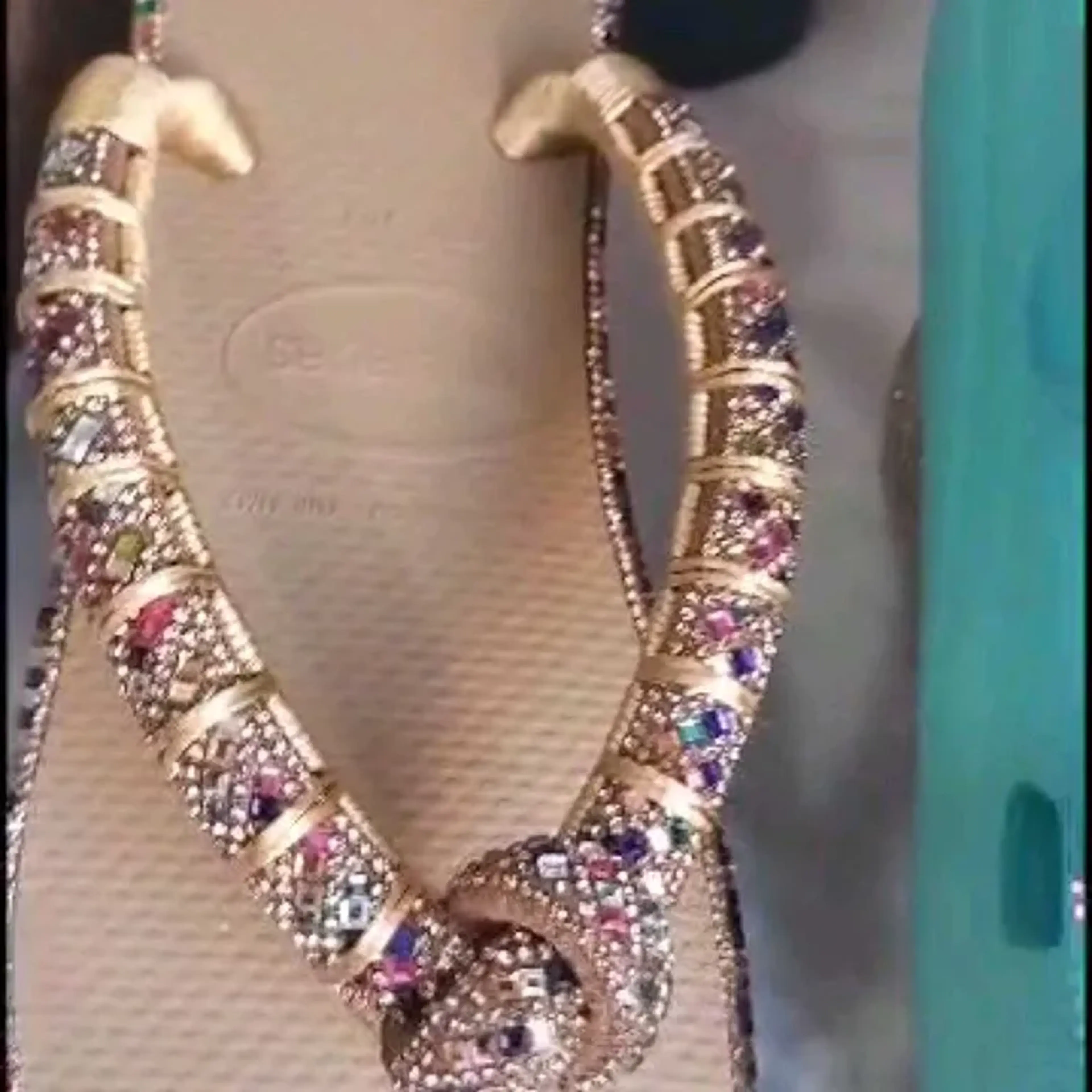 havaianas meia cana de strass alça e lateral imagem