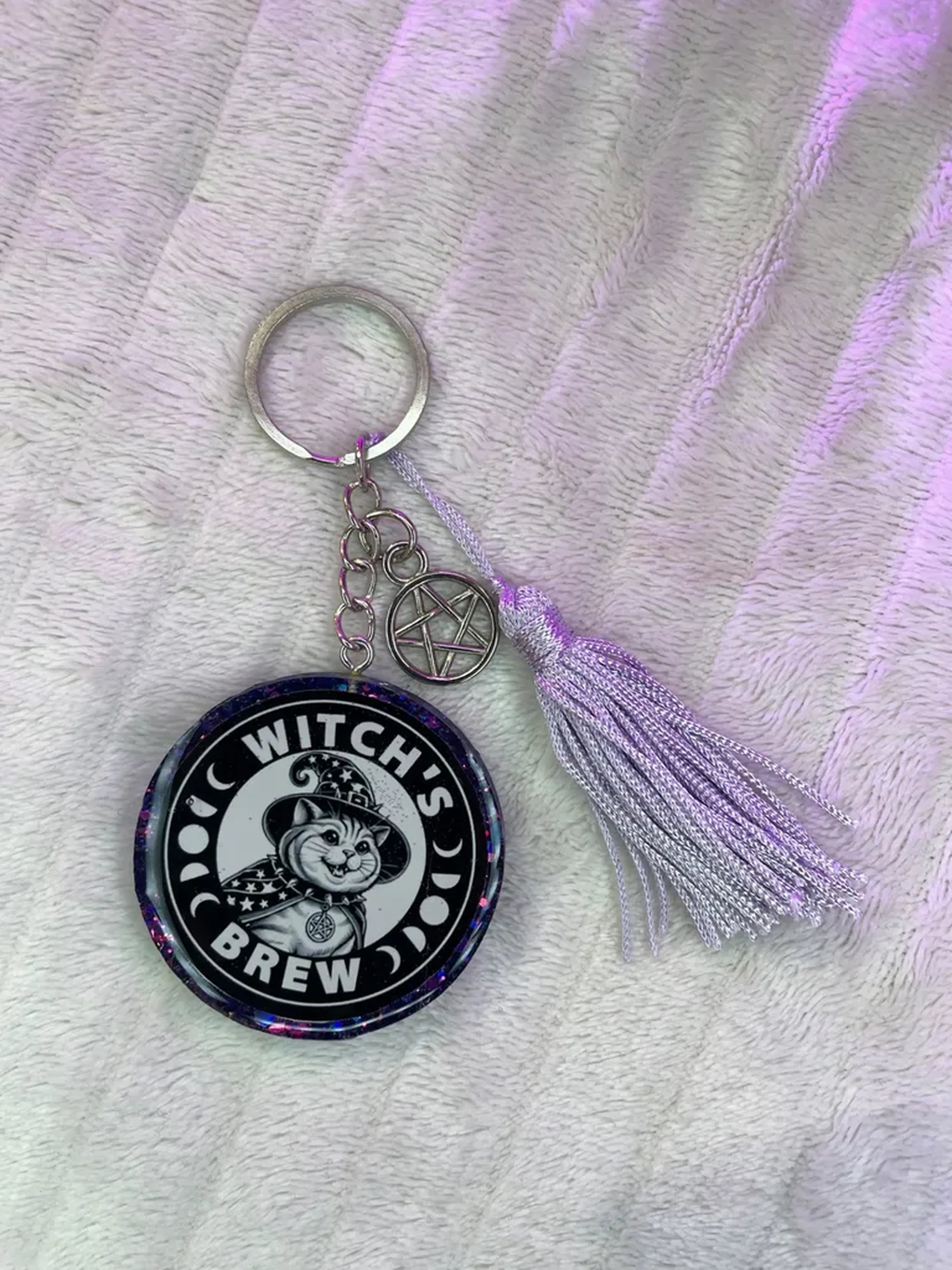 Chaveiro redondo roxo gato bruxo imagem