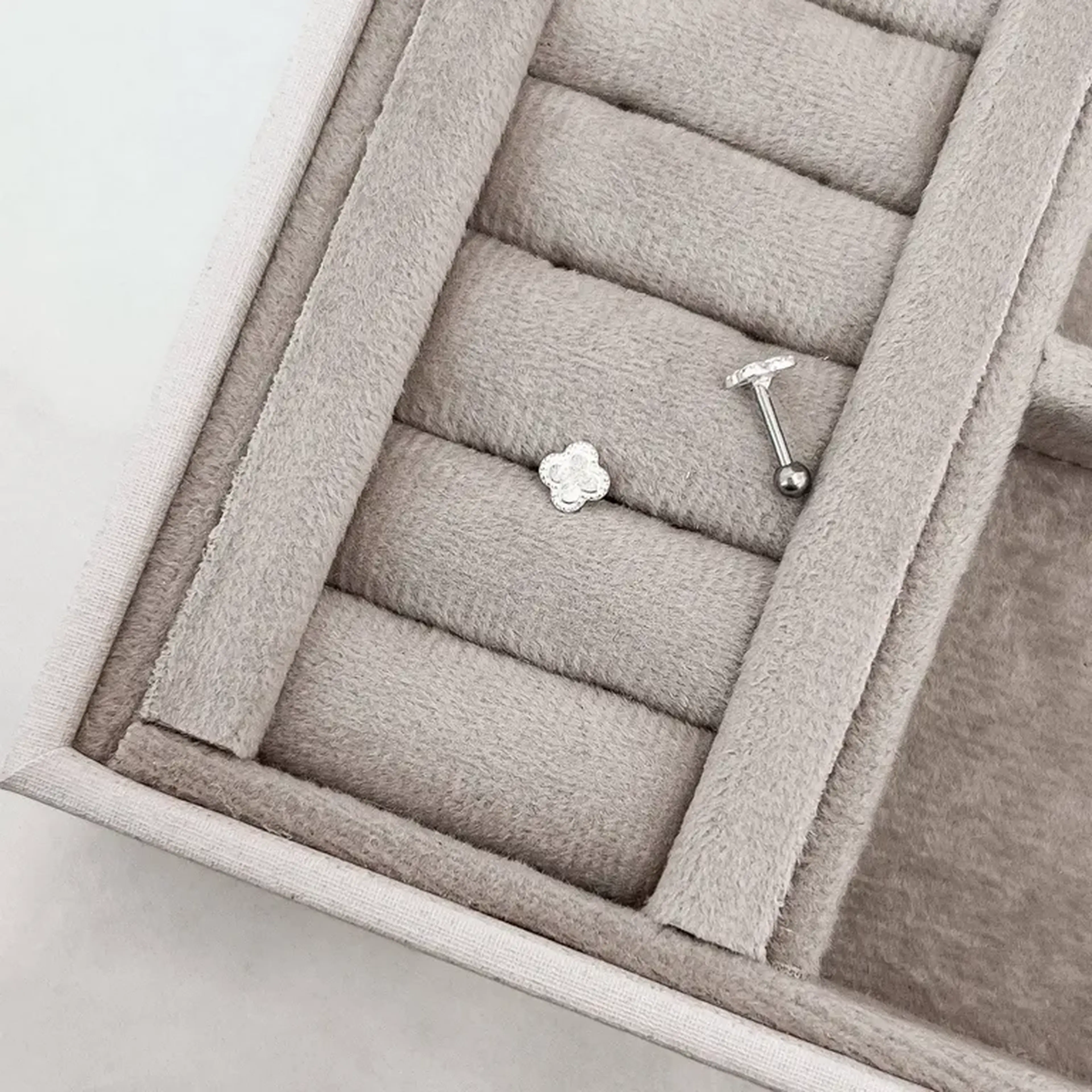 Piercing haste trevo imagem