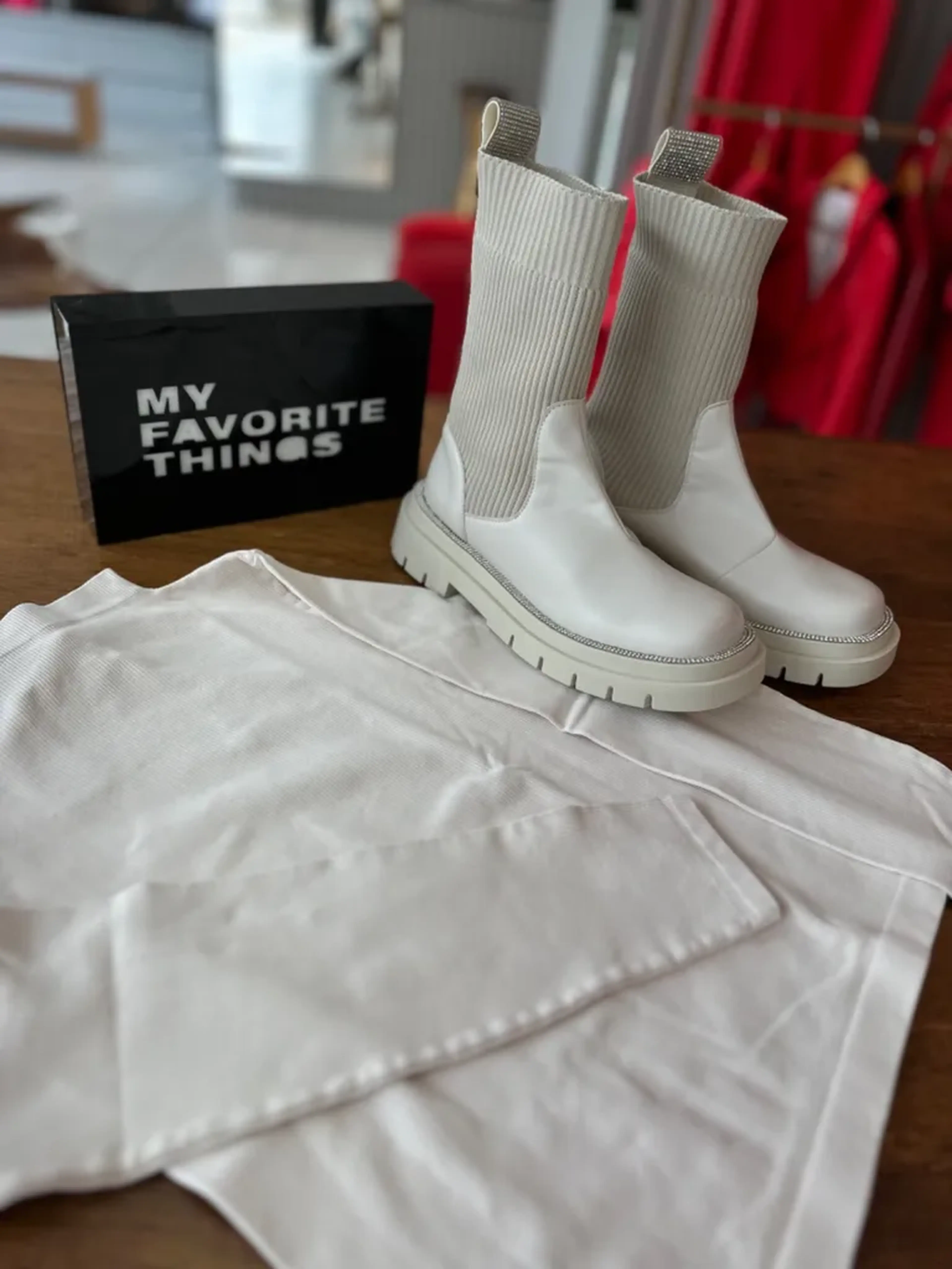 Bota off white imagem
