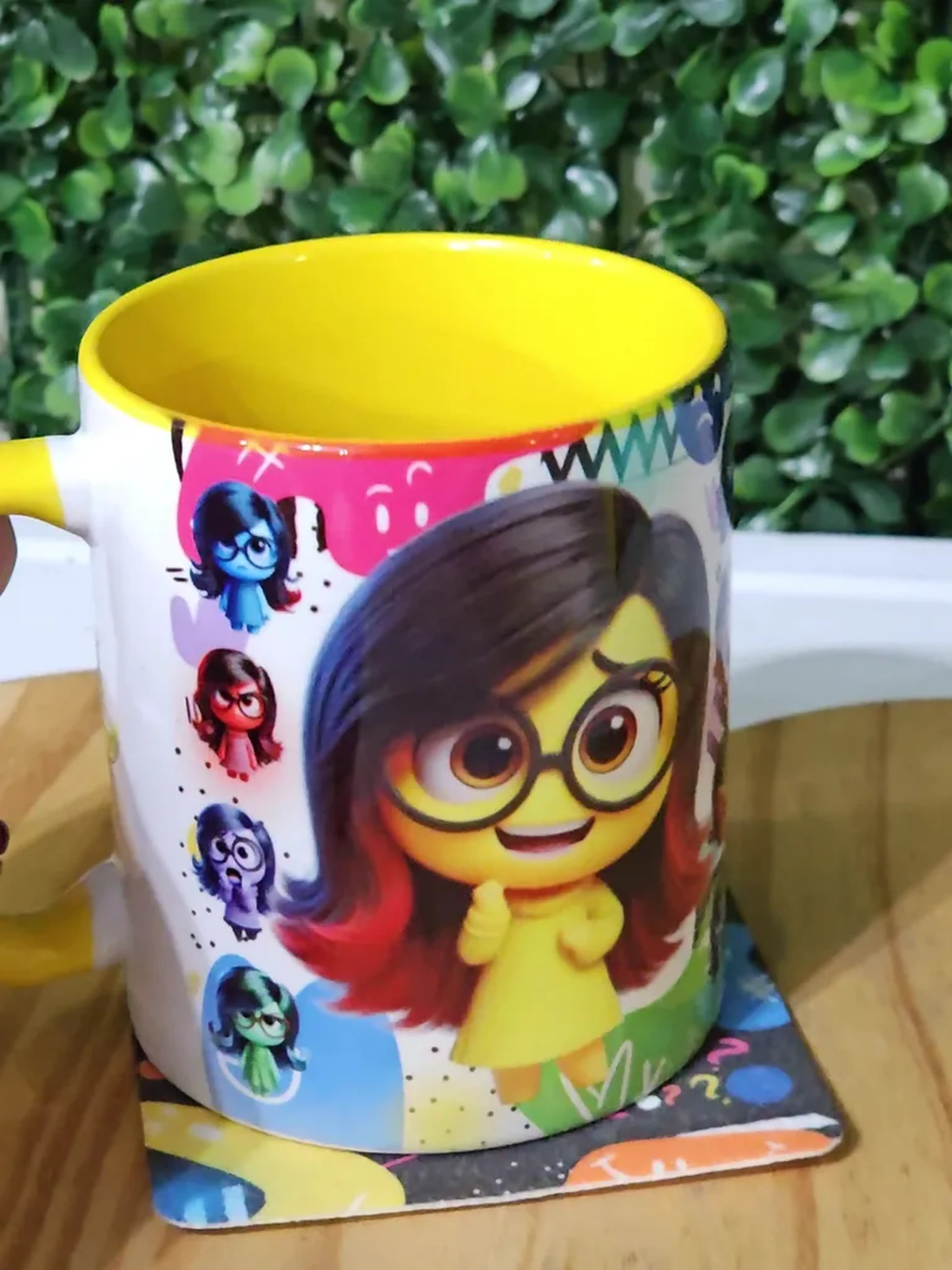 Caneca alça e fundo colorido personalizada imagem