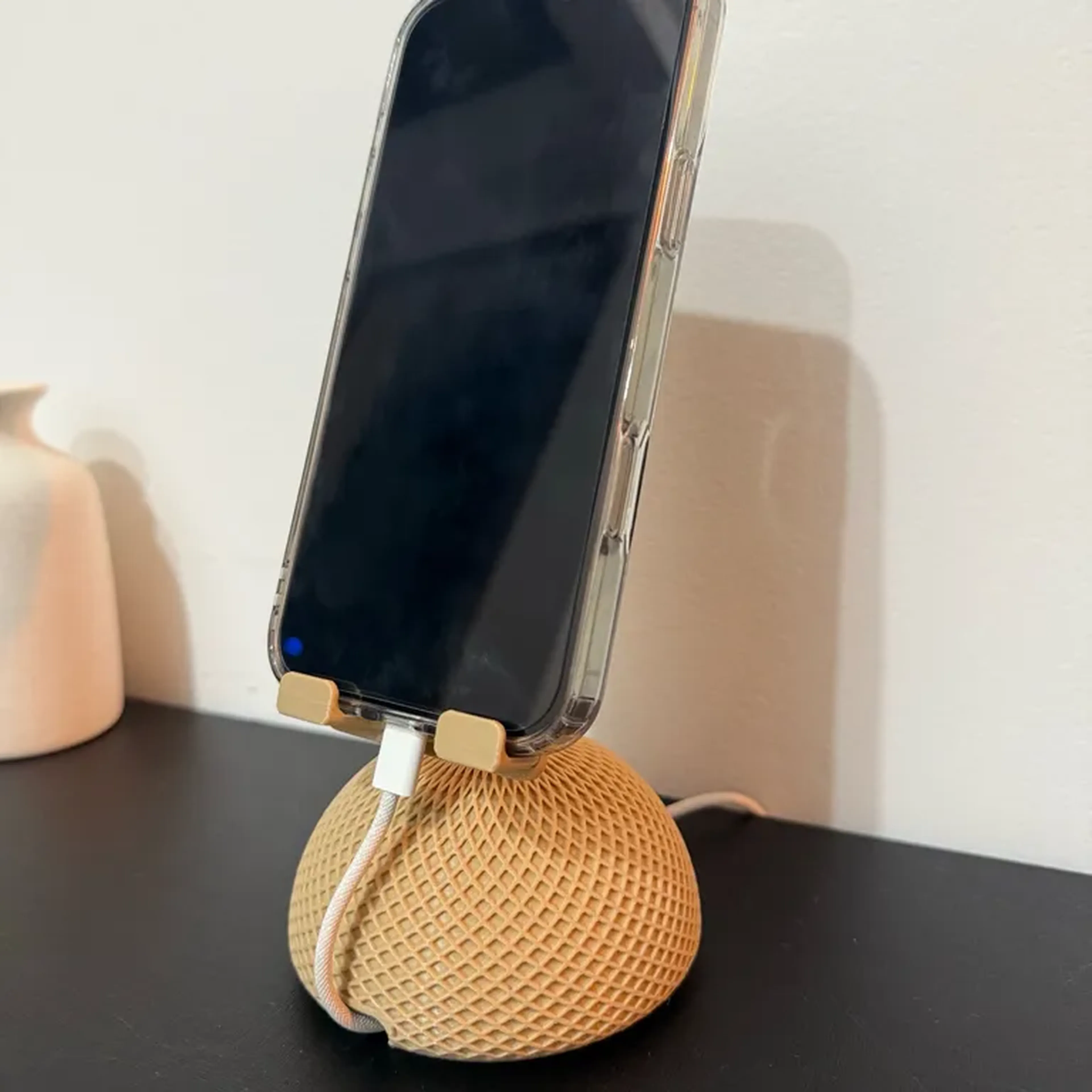 Suporte para celular com passador de cabo embutido imagem