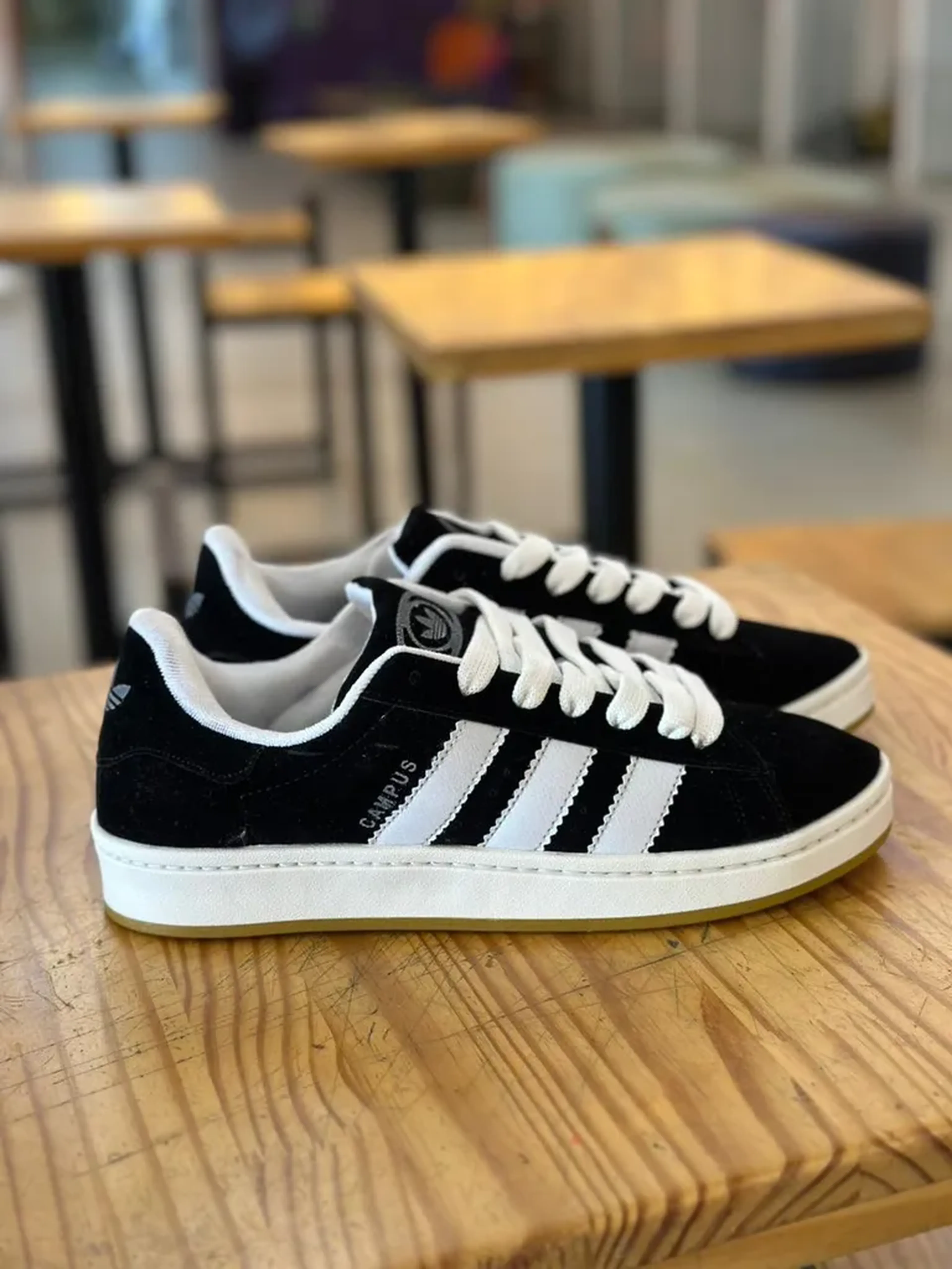 Tênis Adidas Campus 00s na cor preto e branco. imagem