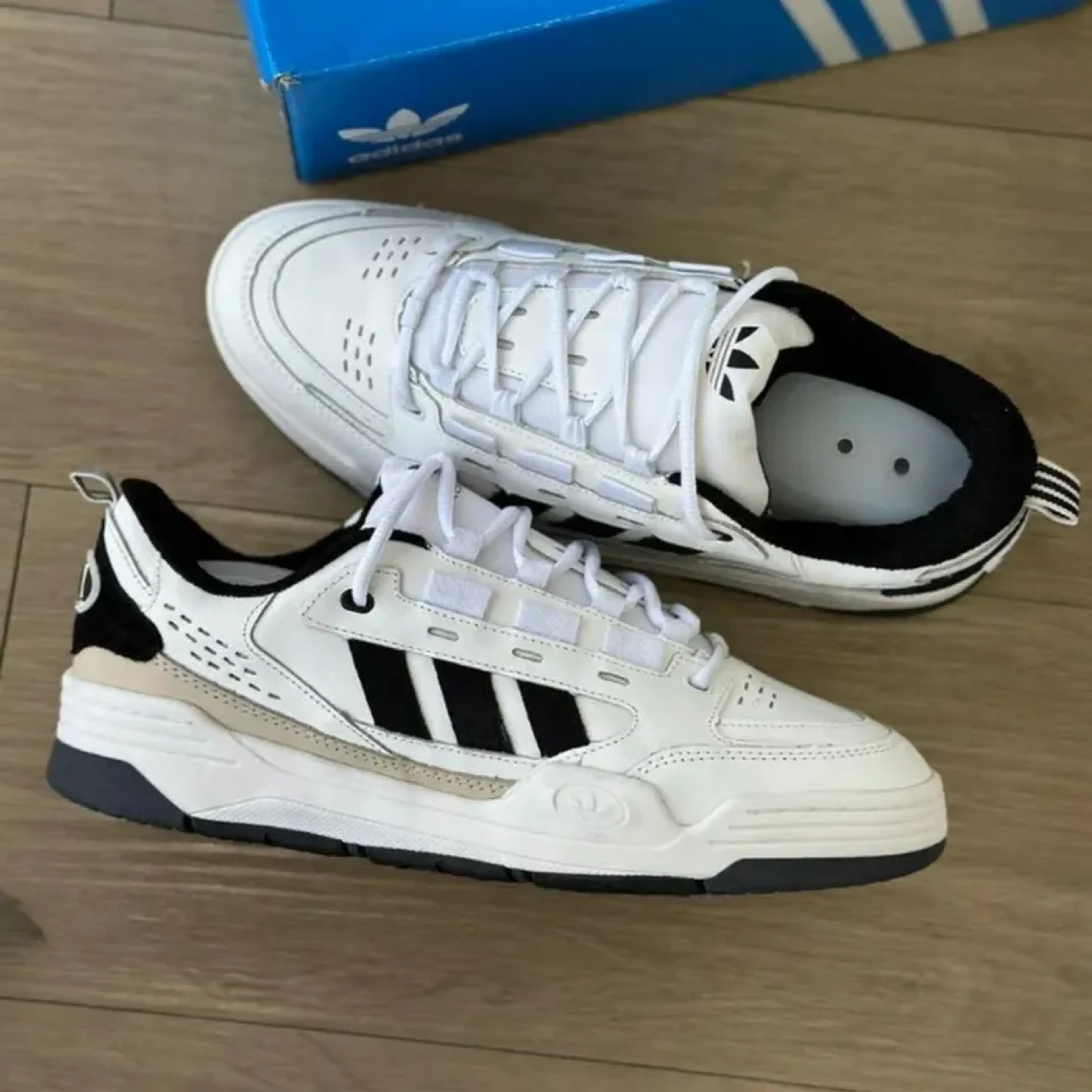 Adidas 2000 Branco e Preto Premium imagem