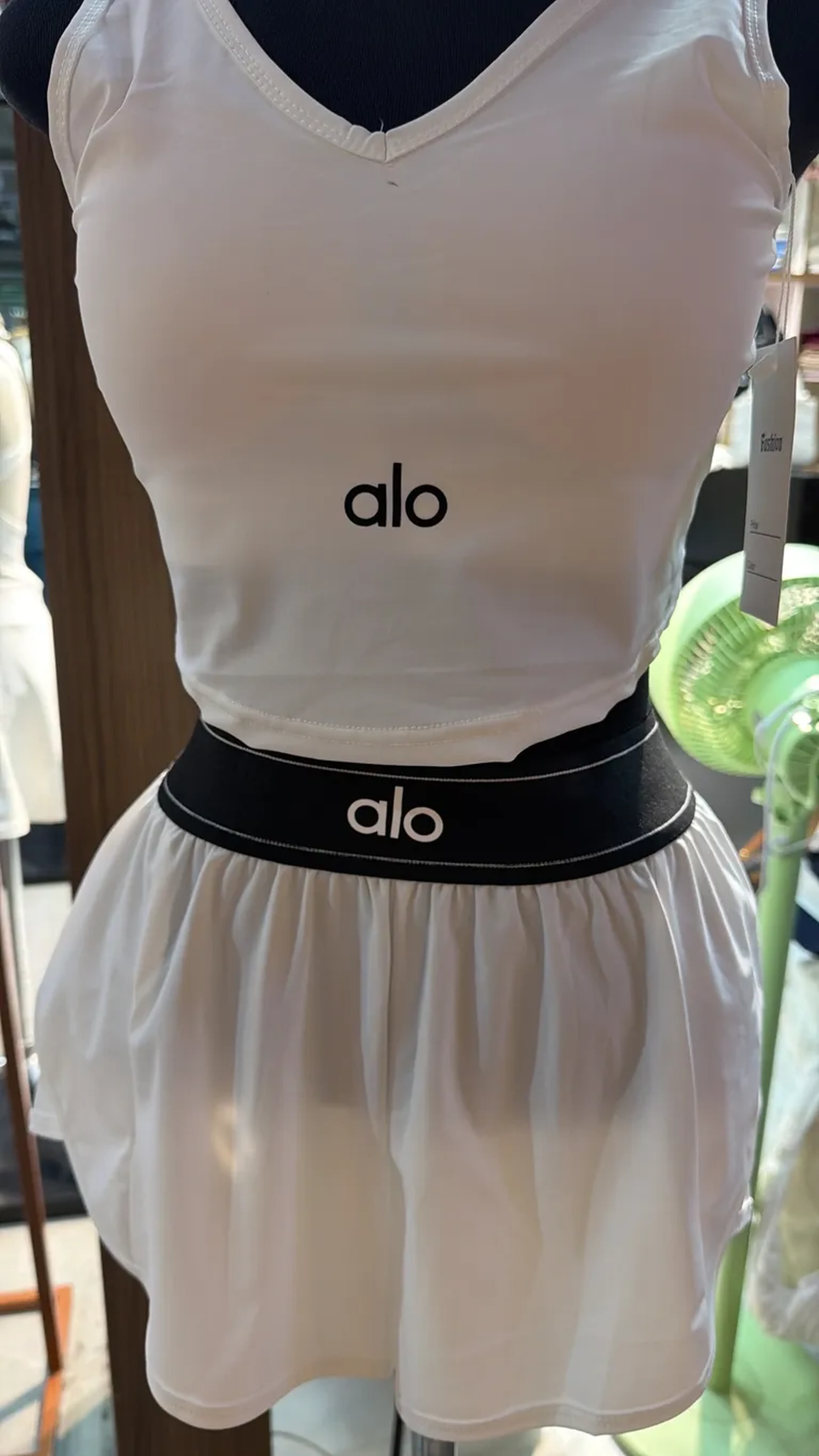 Conjunto branco OU preto short + cropped imagem