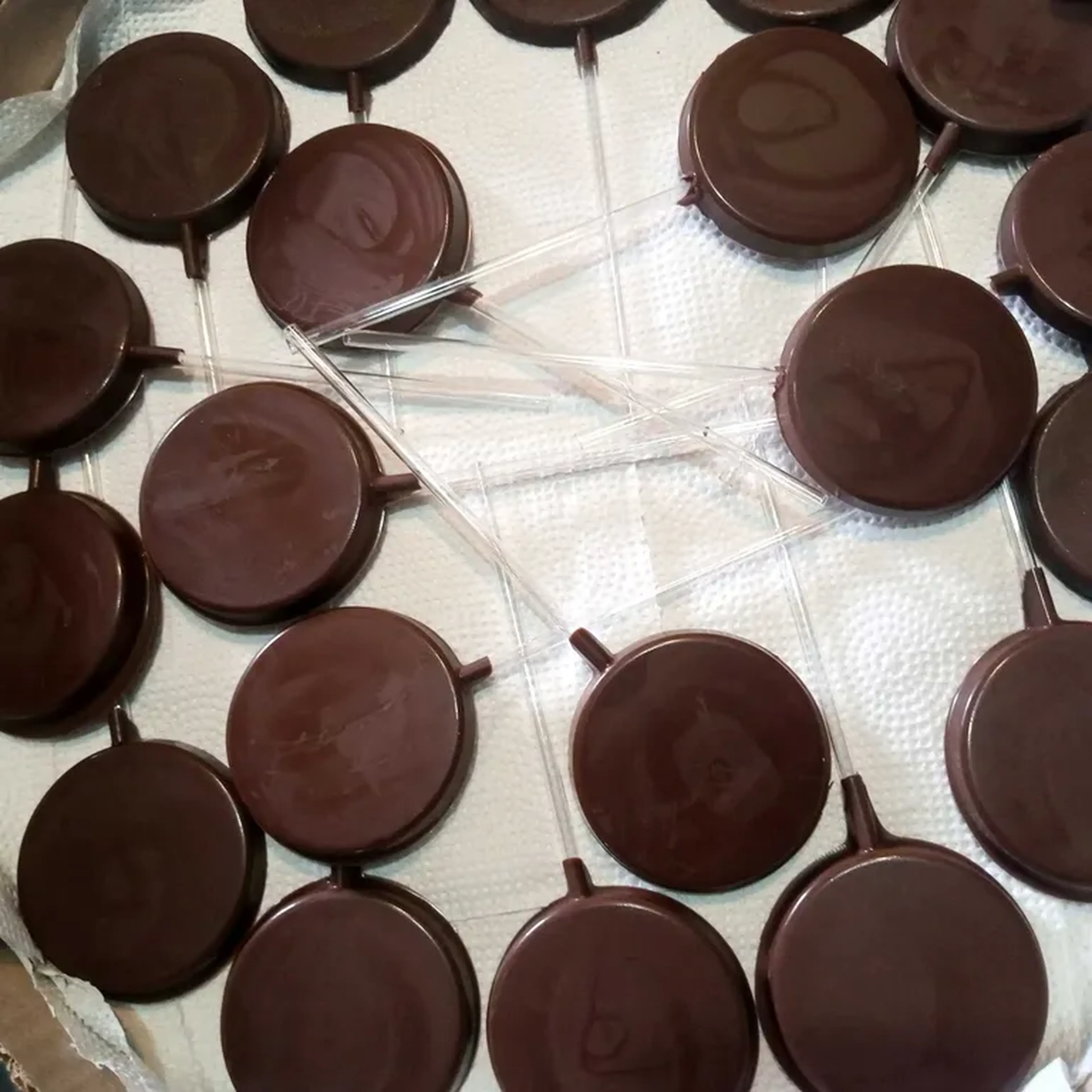 Pirulitos adesivados de chocolate imagem