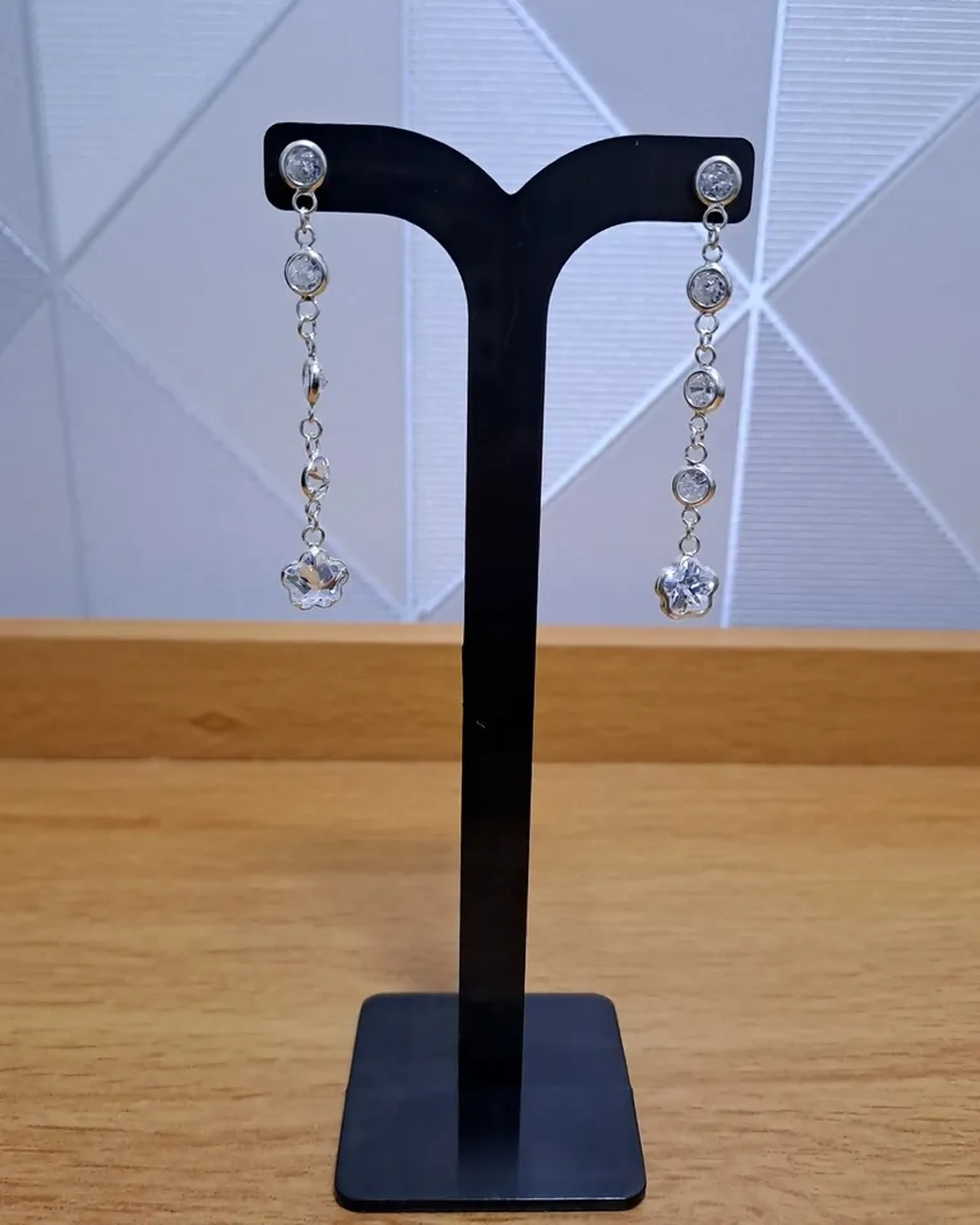 Brincos Longos de Prata 925 com Zircônias e Pingente de Flor imagem