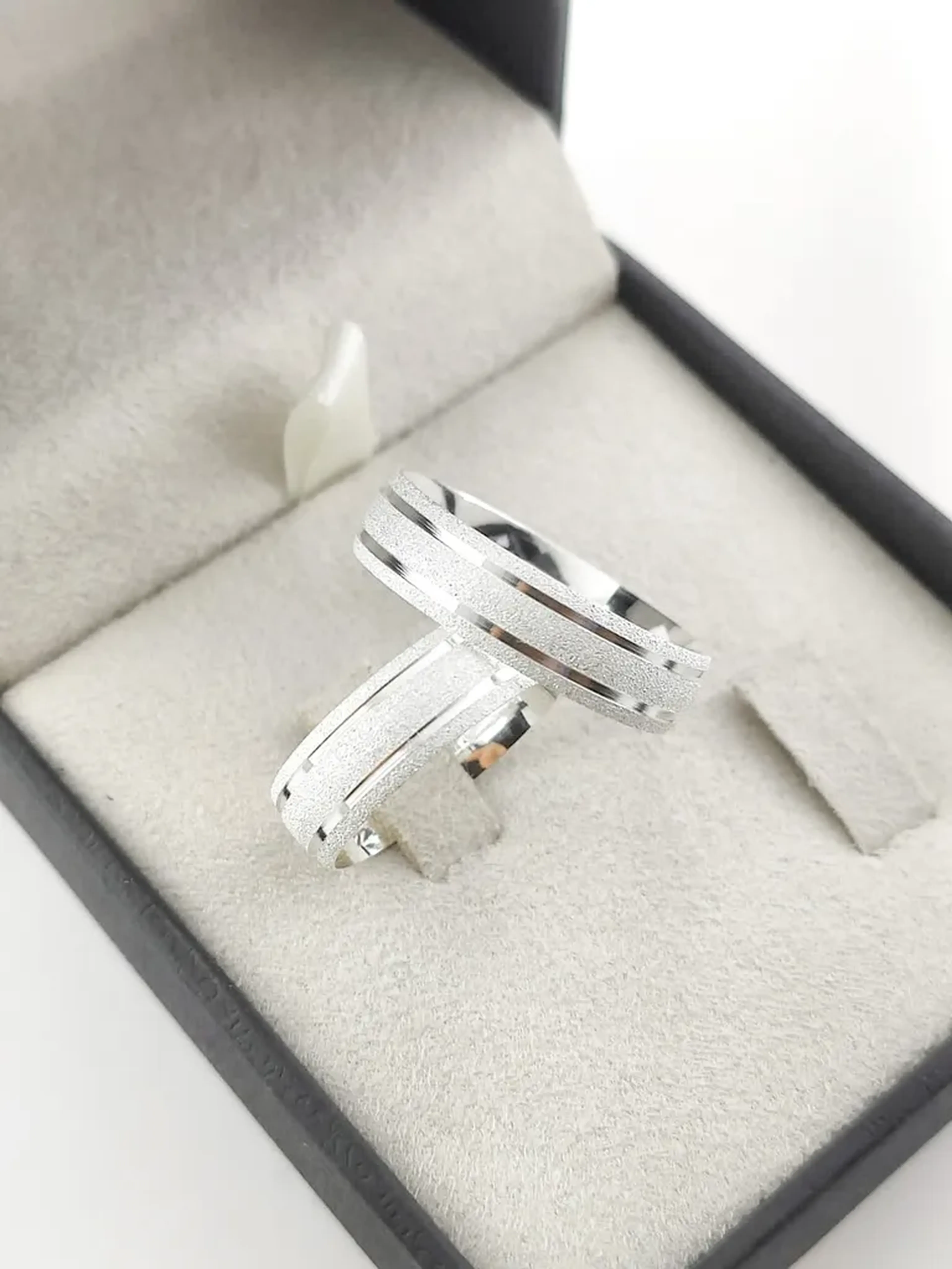 PAR DE ALIANÇA 4MM DIAMANTADA FRISO imagem