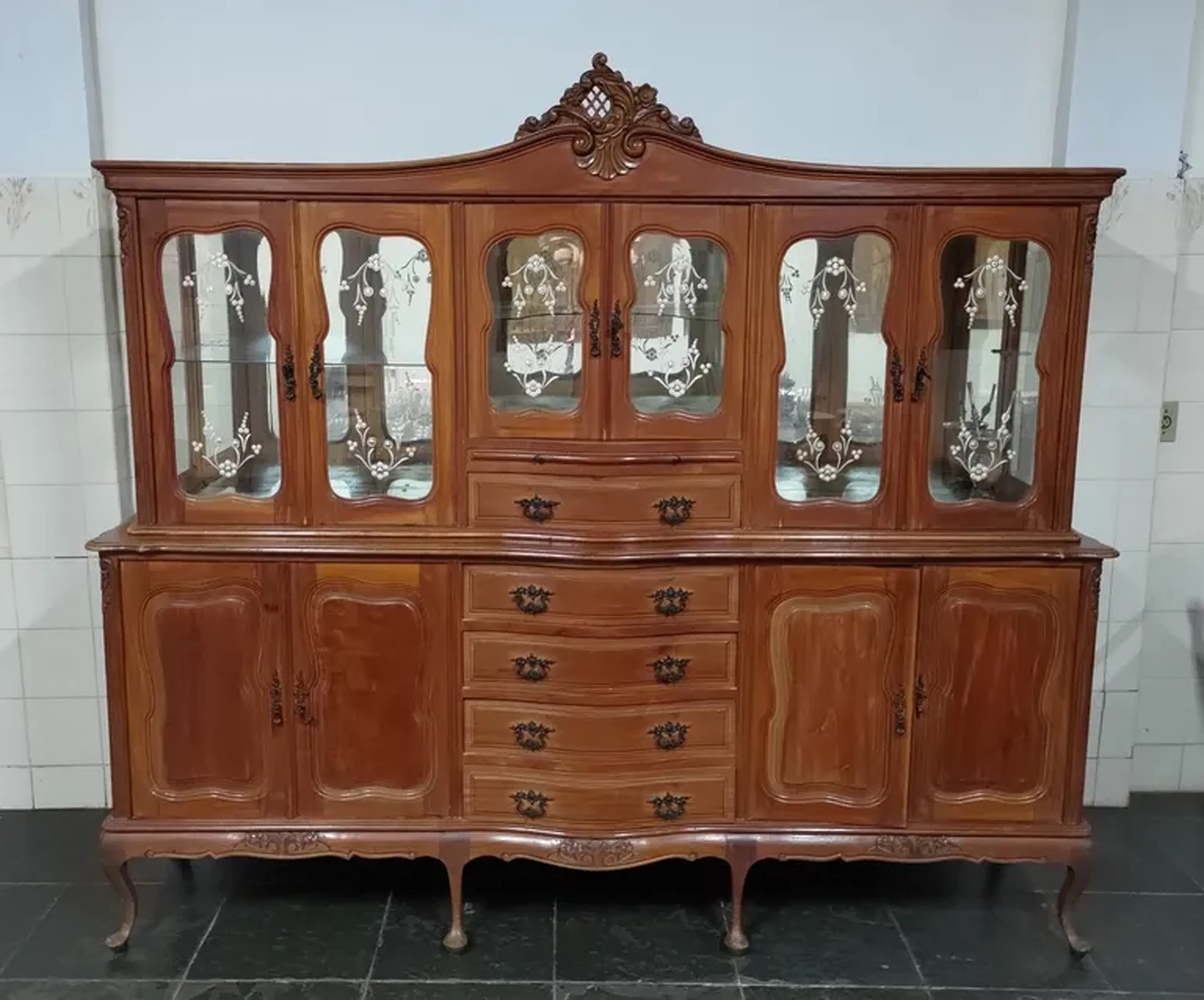 Cristaleira Buffet Estilo Luís XV – Acervo de Família imagem