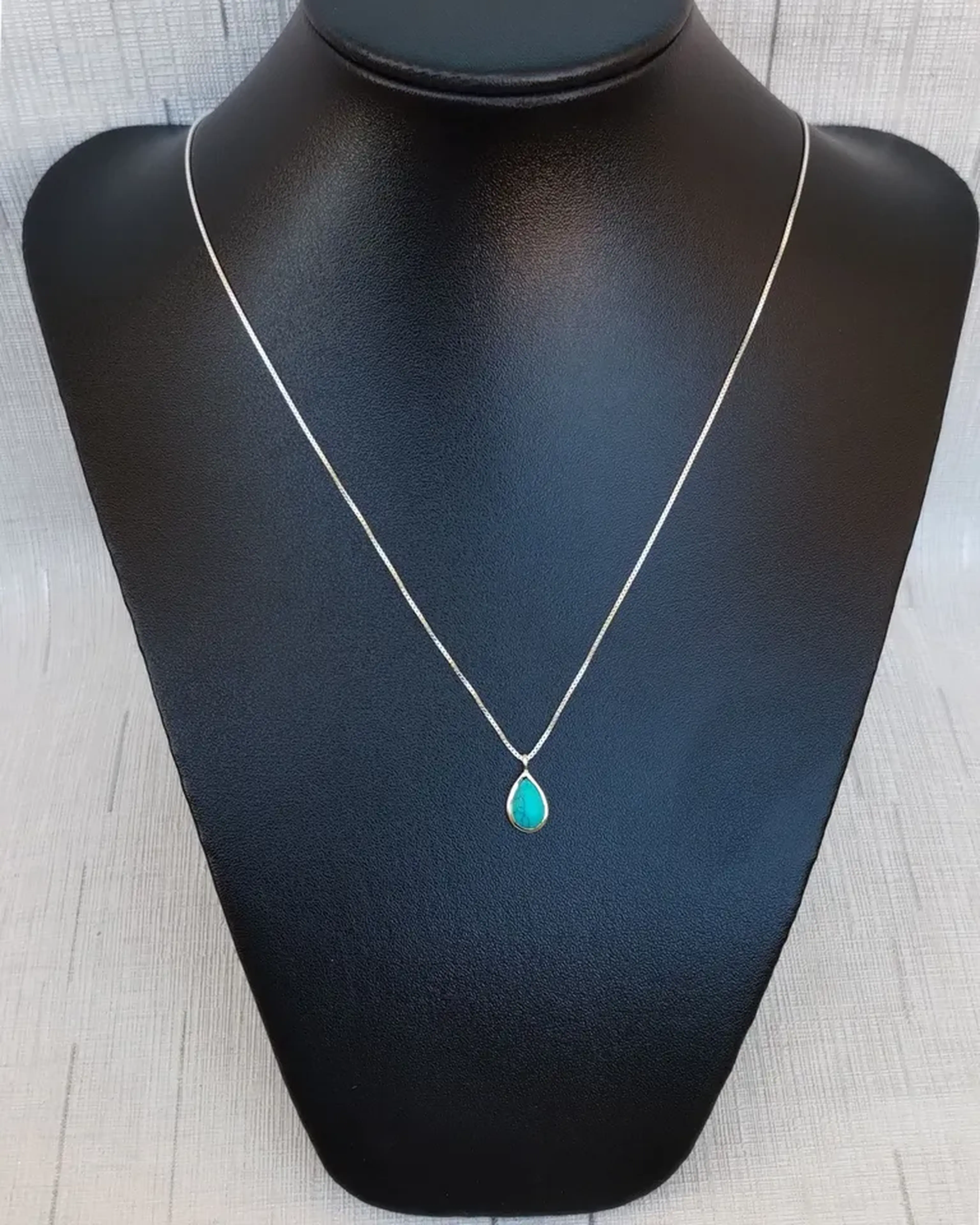 Colar de Prata com Pingente de Gota em Pedra Natural Turquesa imagem