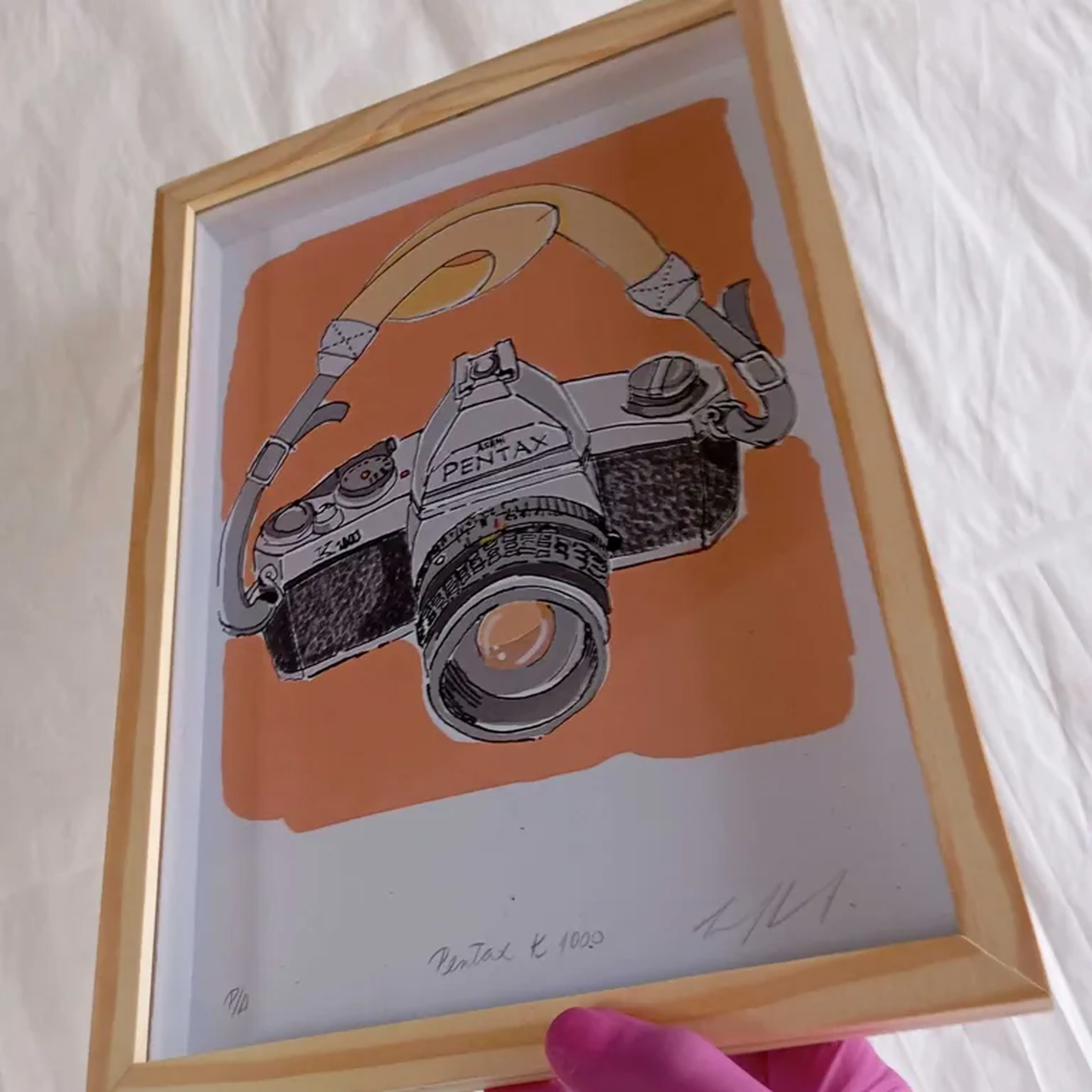 We Love Cameras - Pentax K1000 - 21x30 cm moldura alta imagem