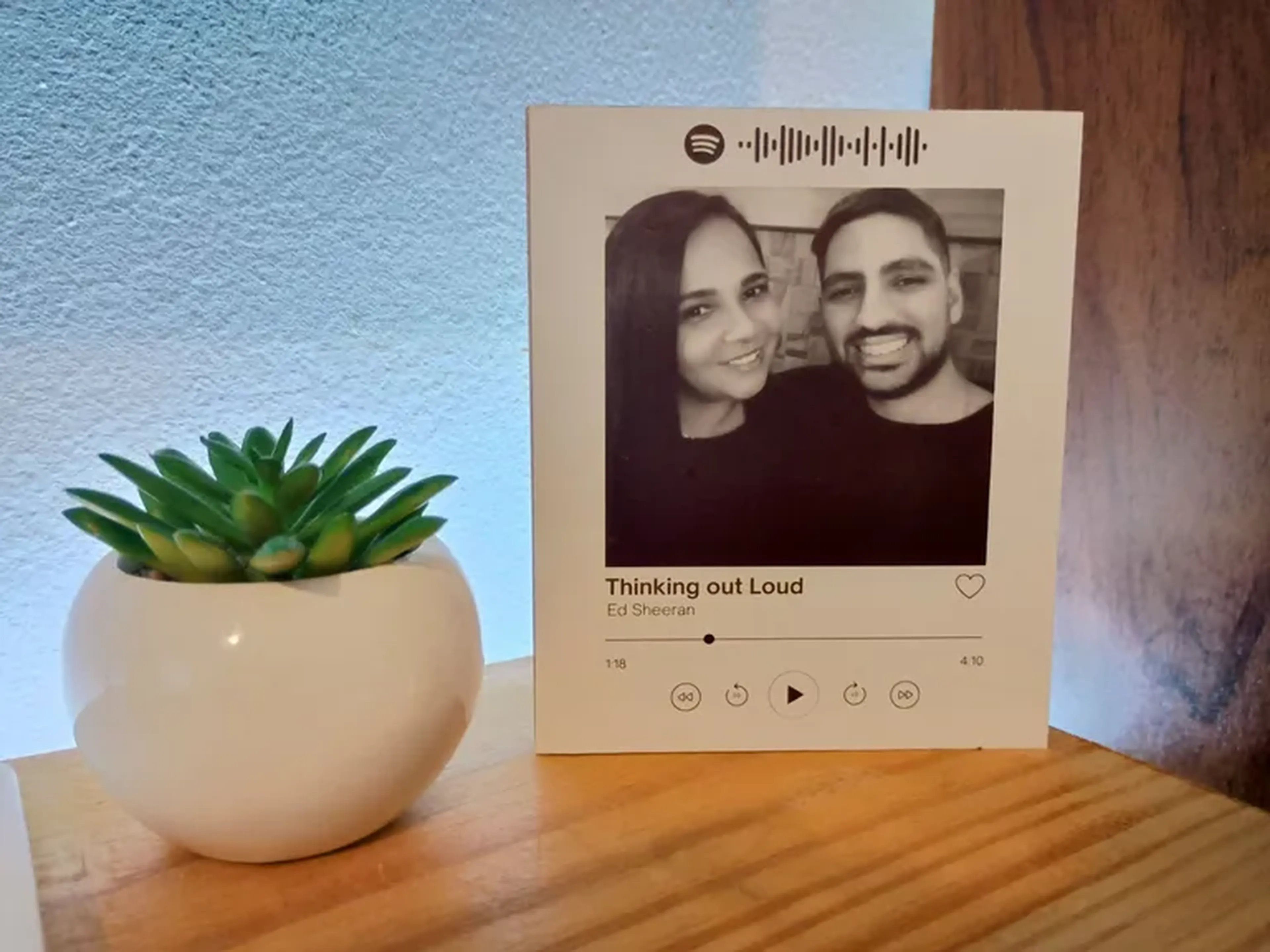 Foto de mesa personalizada com código interativo Spotify imagem