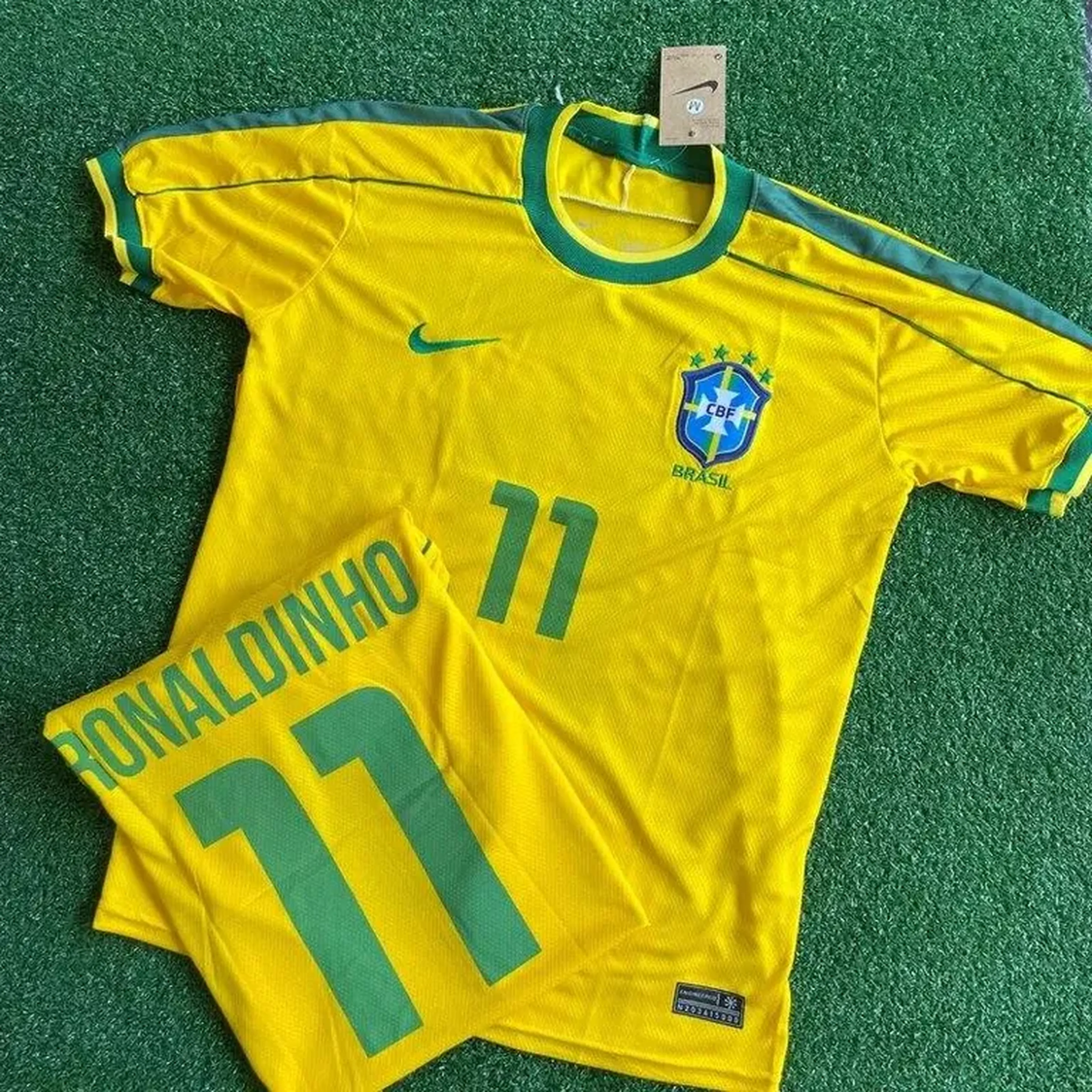 Camisa Nacional Premium Brasil Amarela Ronaldinho Retrô imagem
