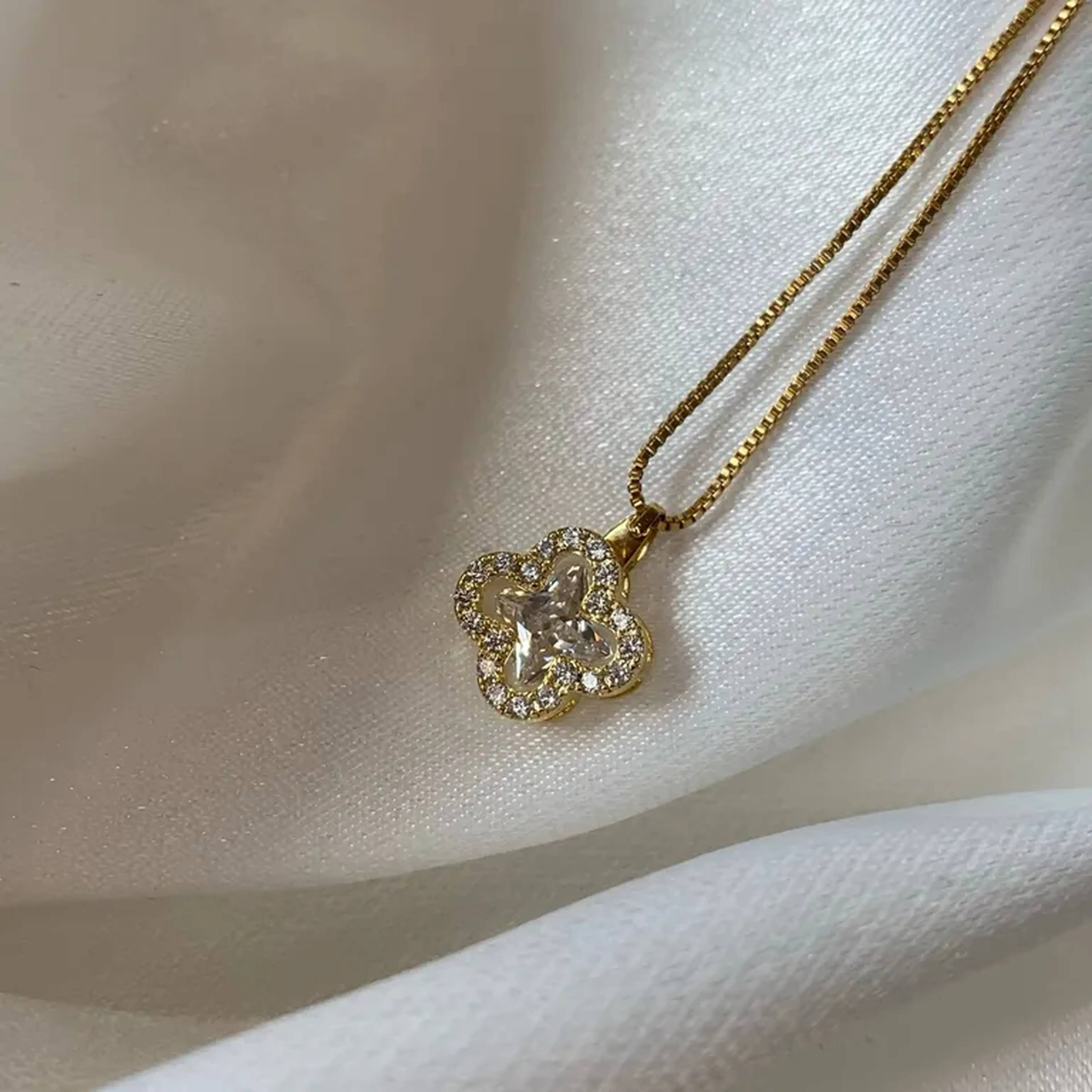 Colar Trevo de zirconia com cravação imagem