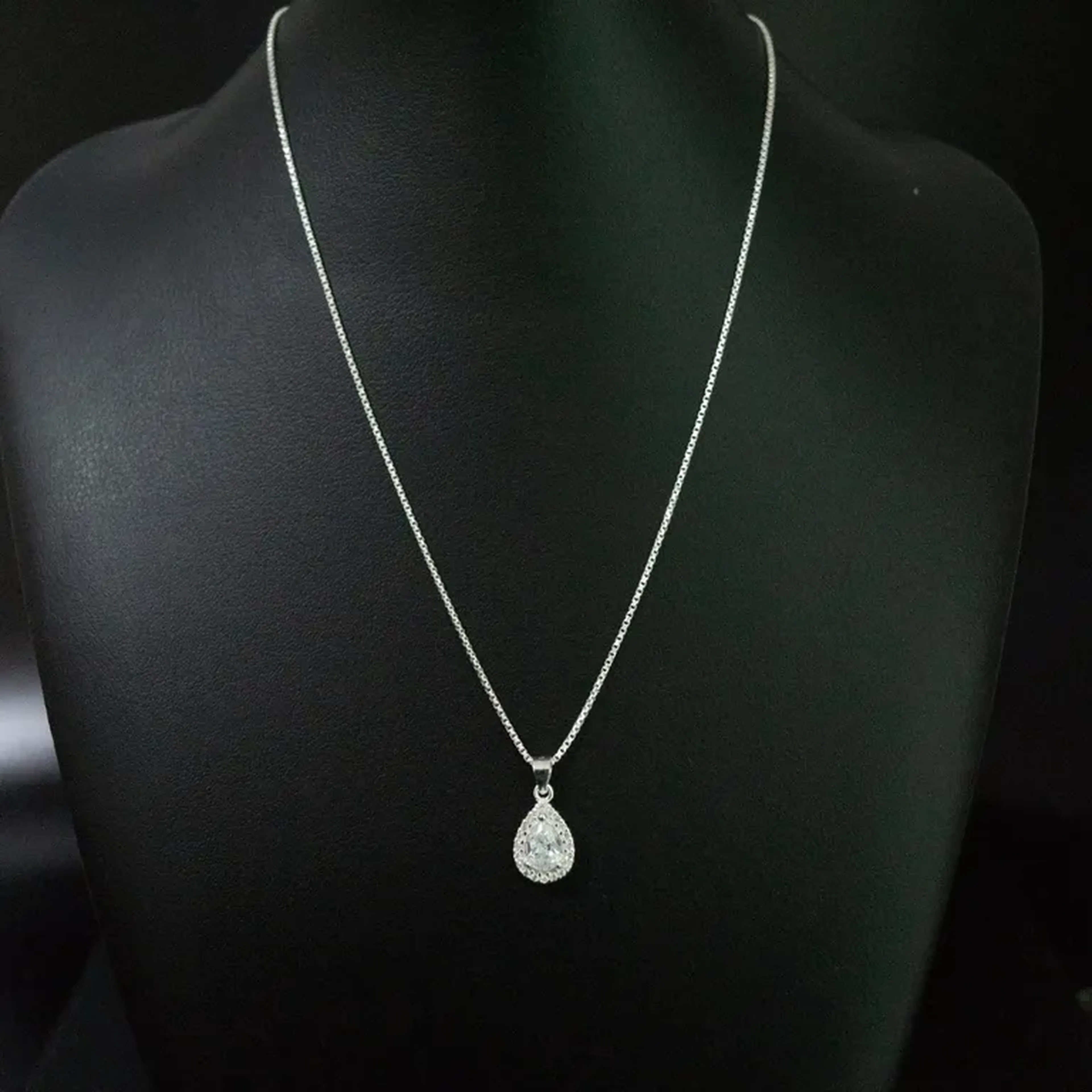 Colar de Prata 925 com Pingente em Formato de Gota Cravejado com imagem