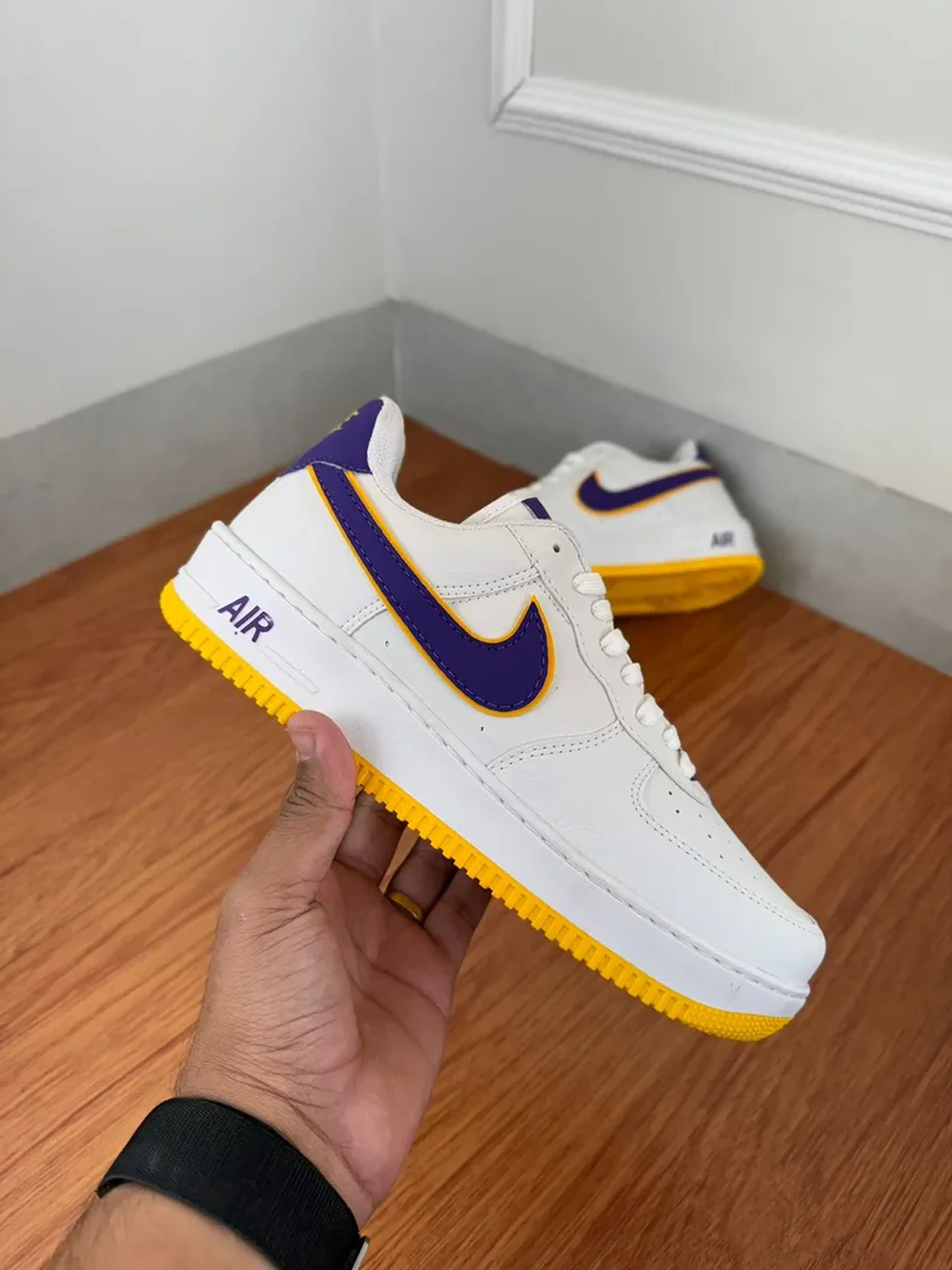 Tênis Nike Air Force lakers imagem