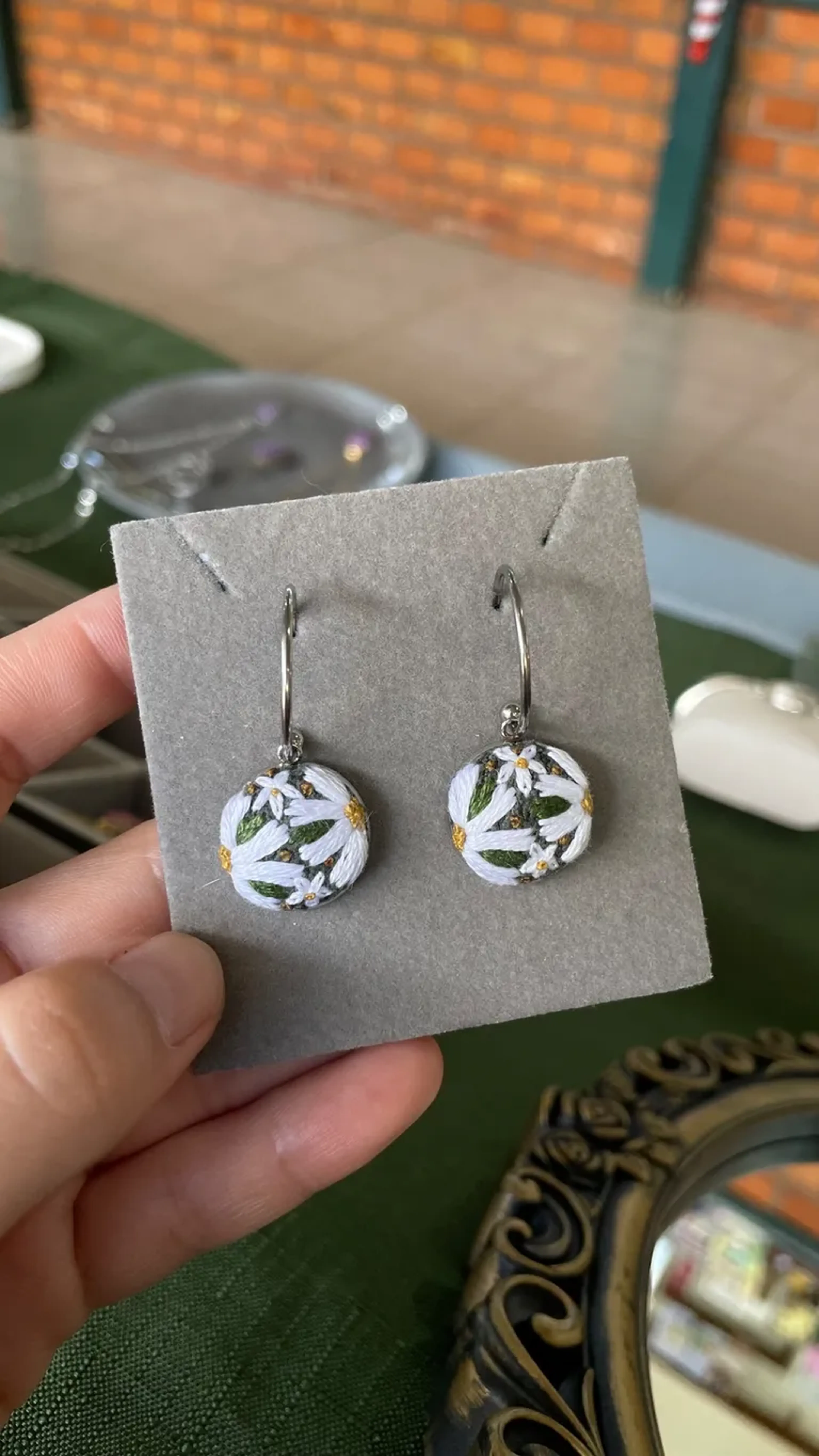 Brinco argola com bordado de margarida imagem