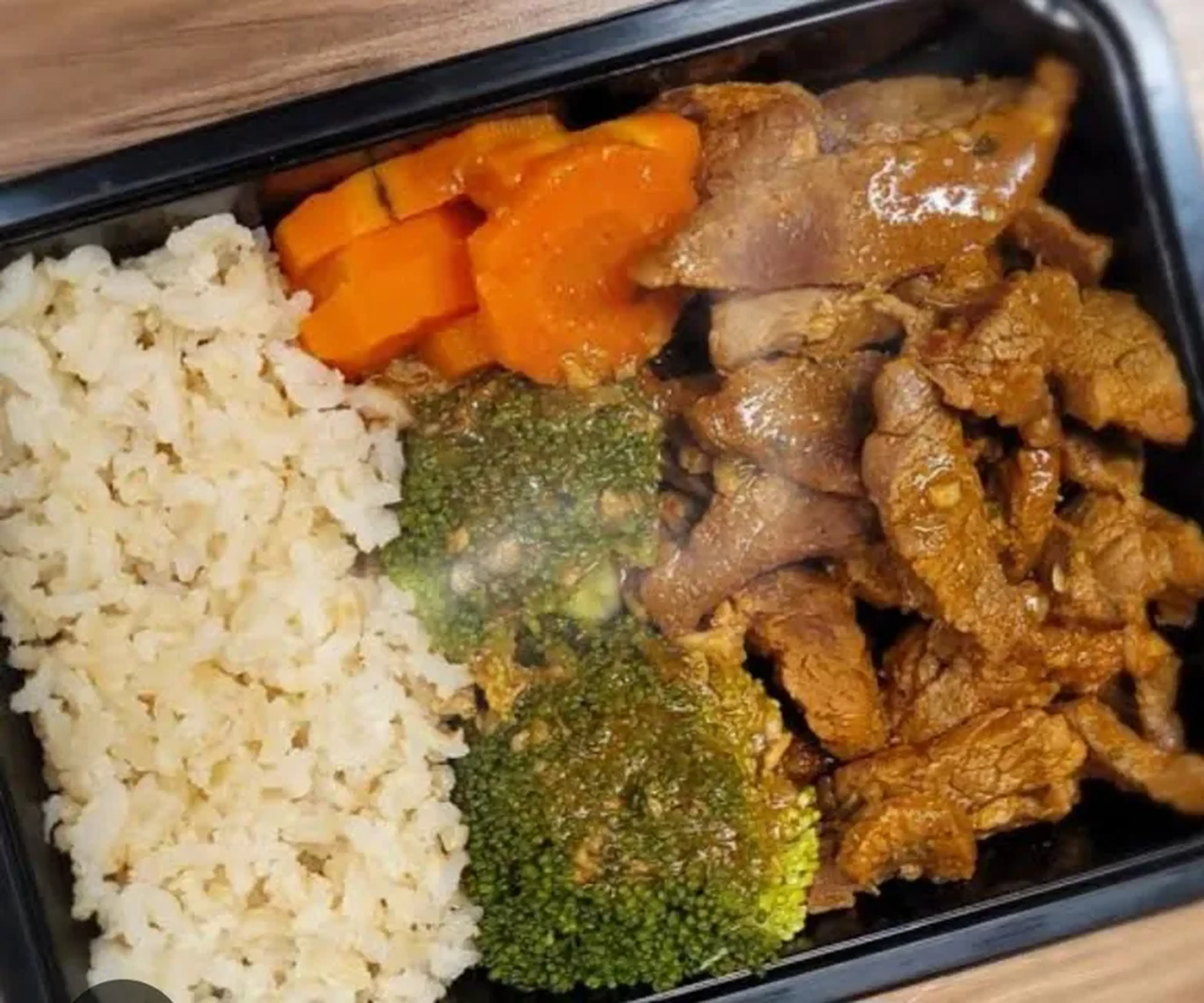 10 - Arroz integral, picadinho de carne, brócolis e cenoura imagem