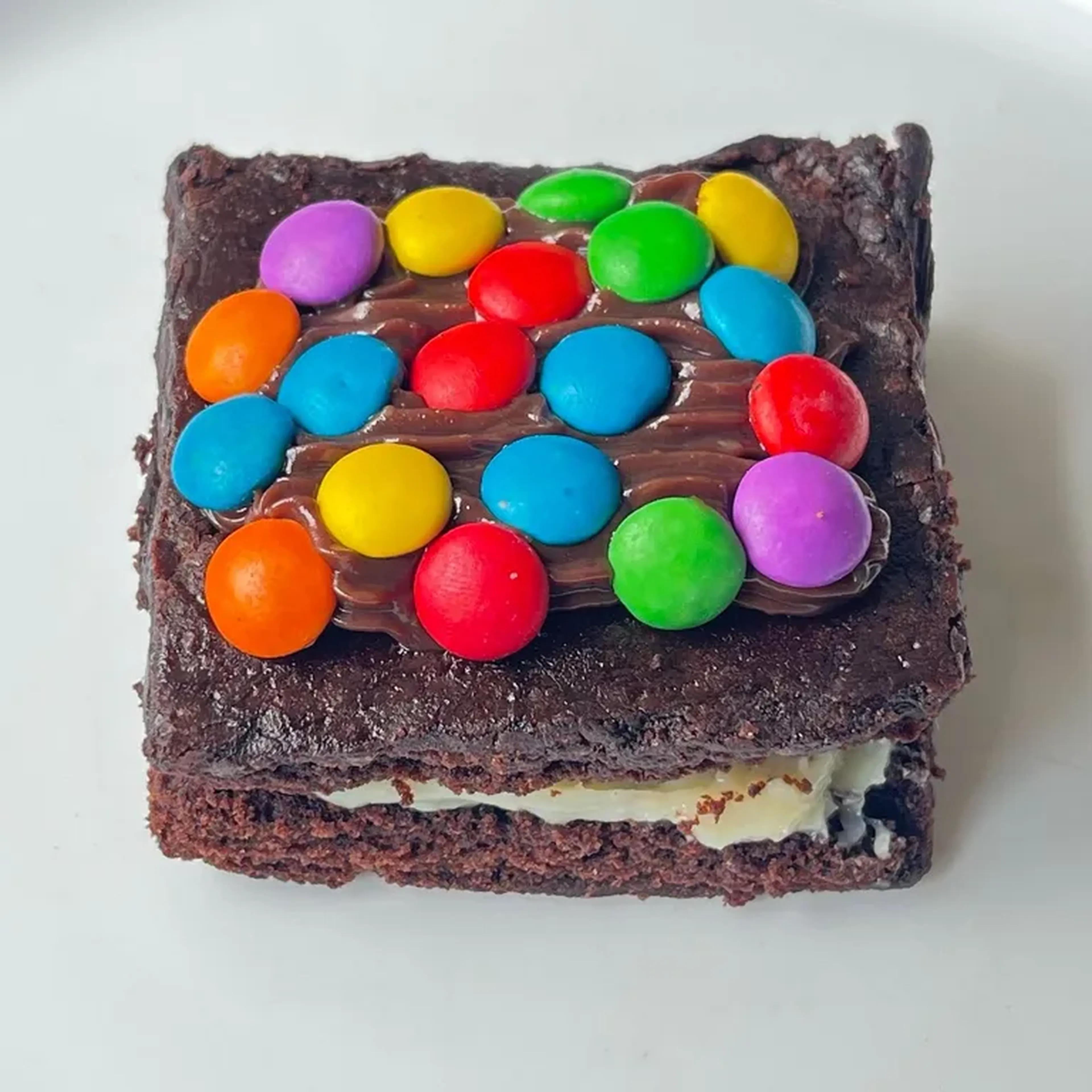 Brownie com Recheio de Ninho e cobertura de Brigadeiro e MeM imagem
