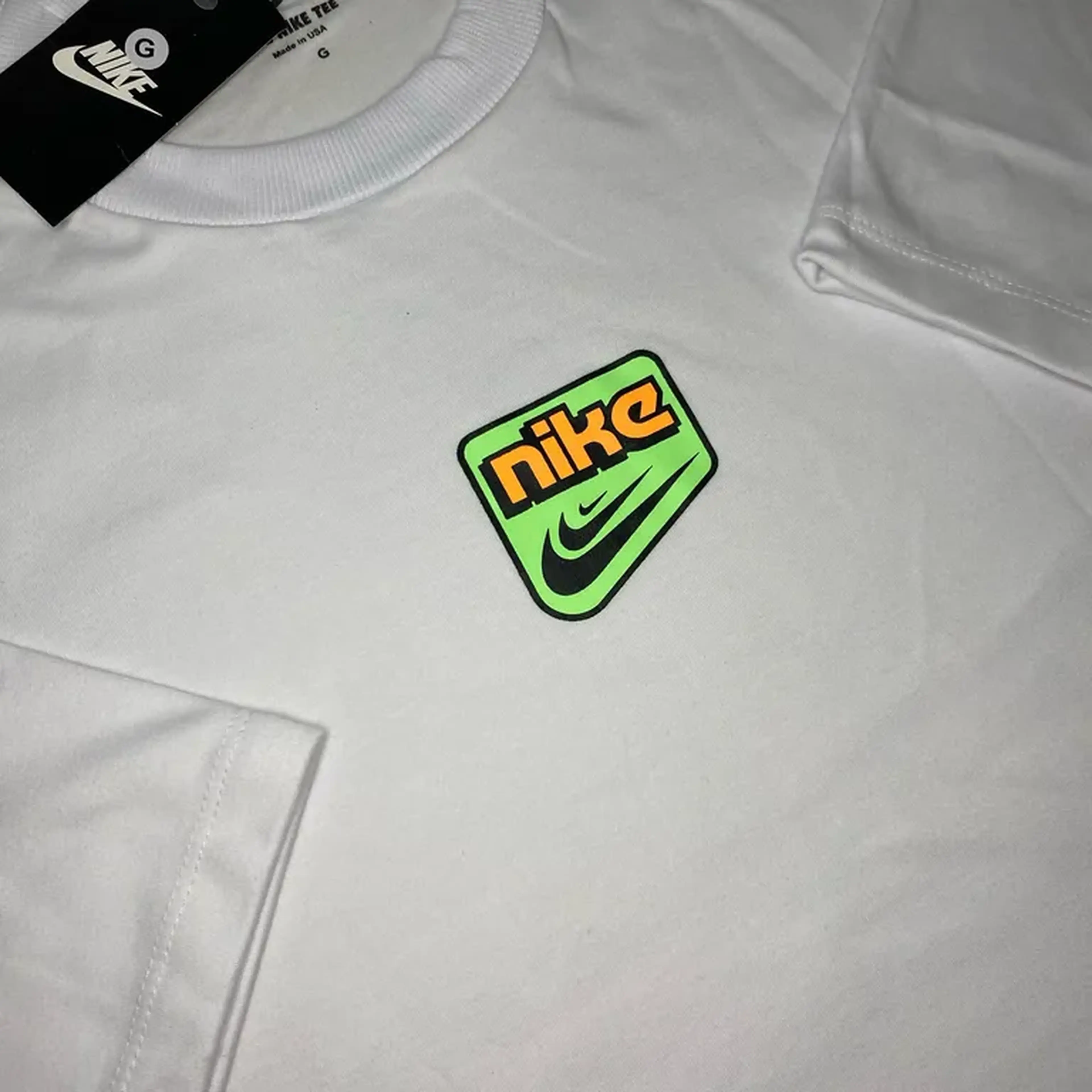 Camisa Oversize Nike Neon V imagem