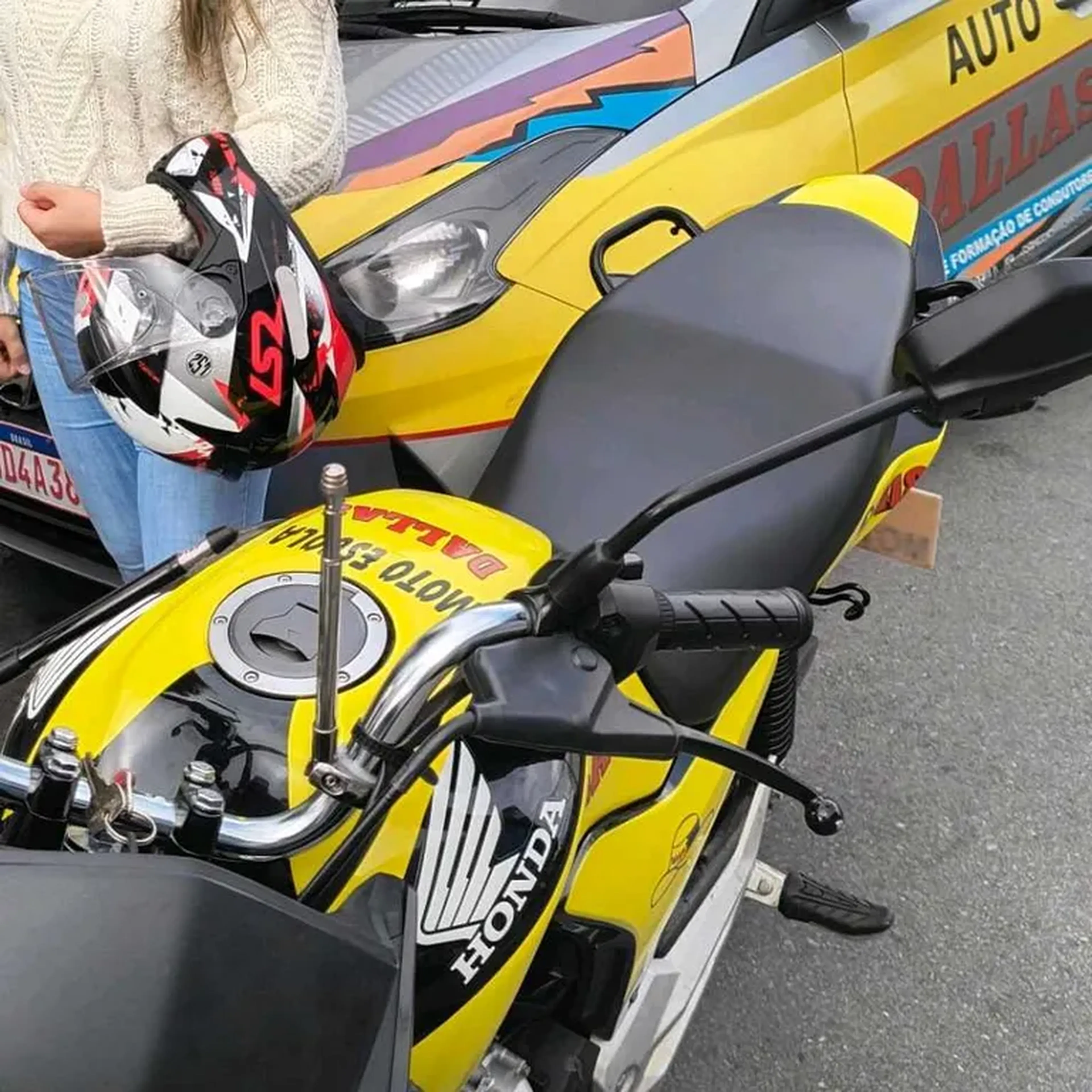 Habilitação B (carro automático) + A (moto) com 6 aula de cada imagem