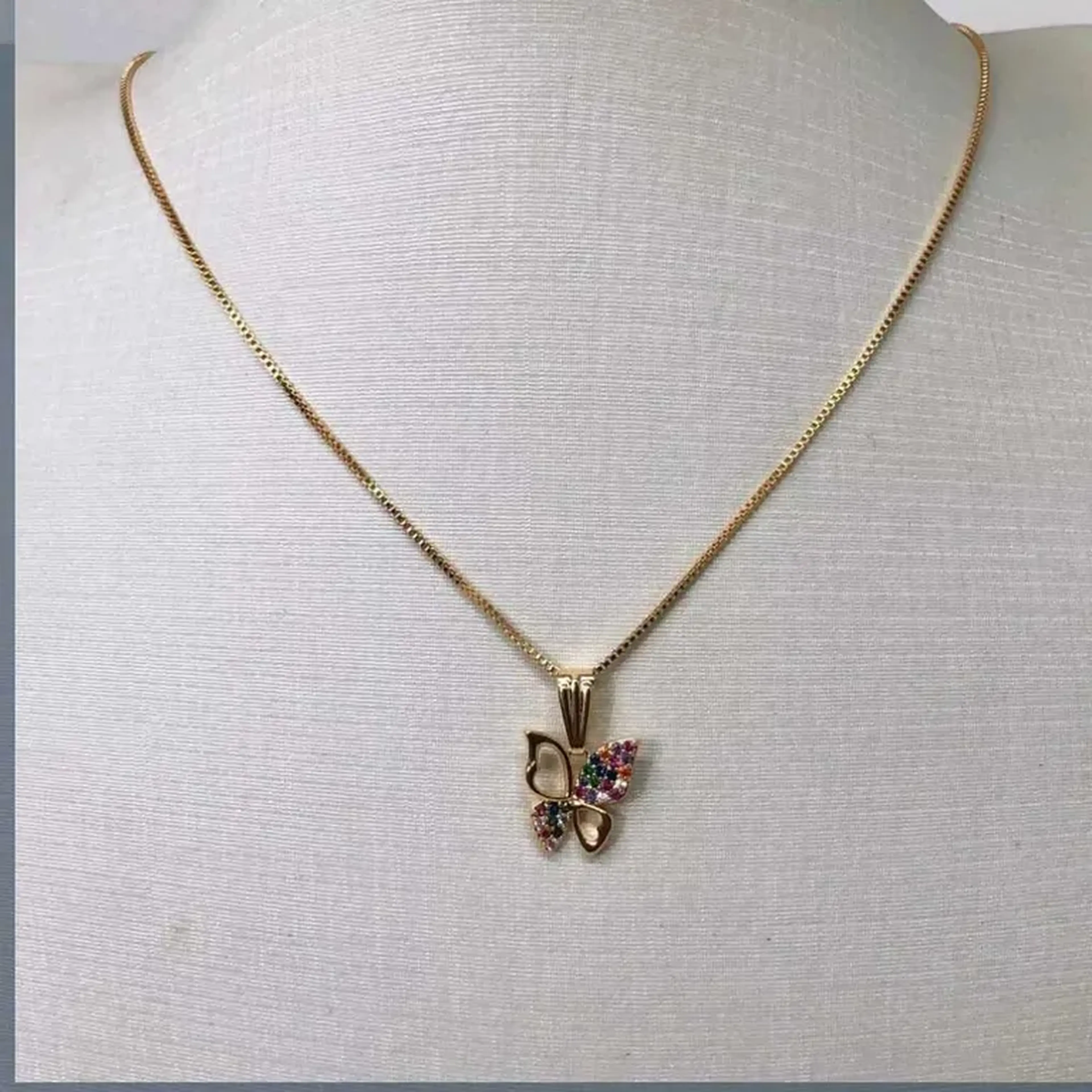 Colar Borboleta com pedrinhas coloridas imagem