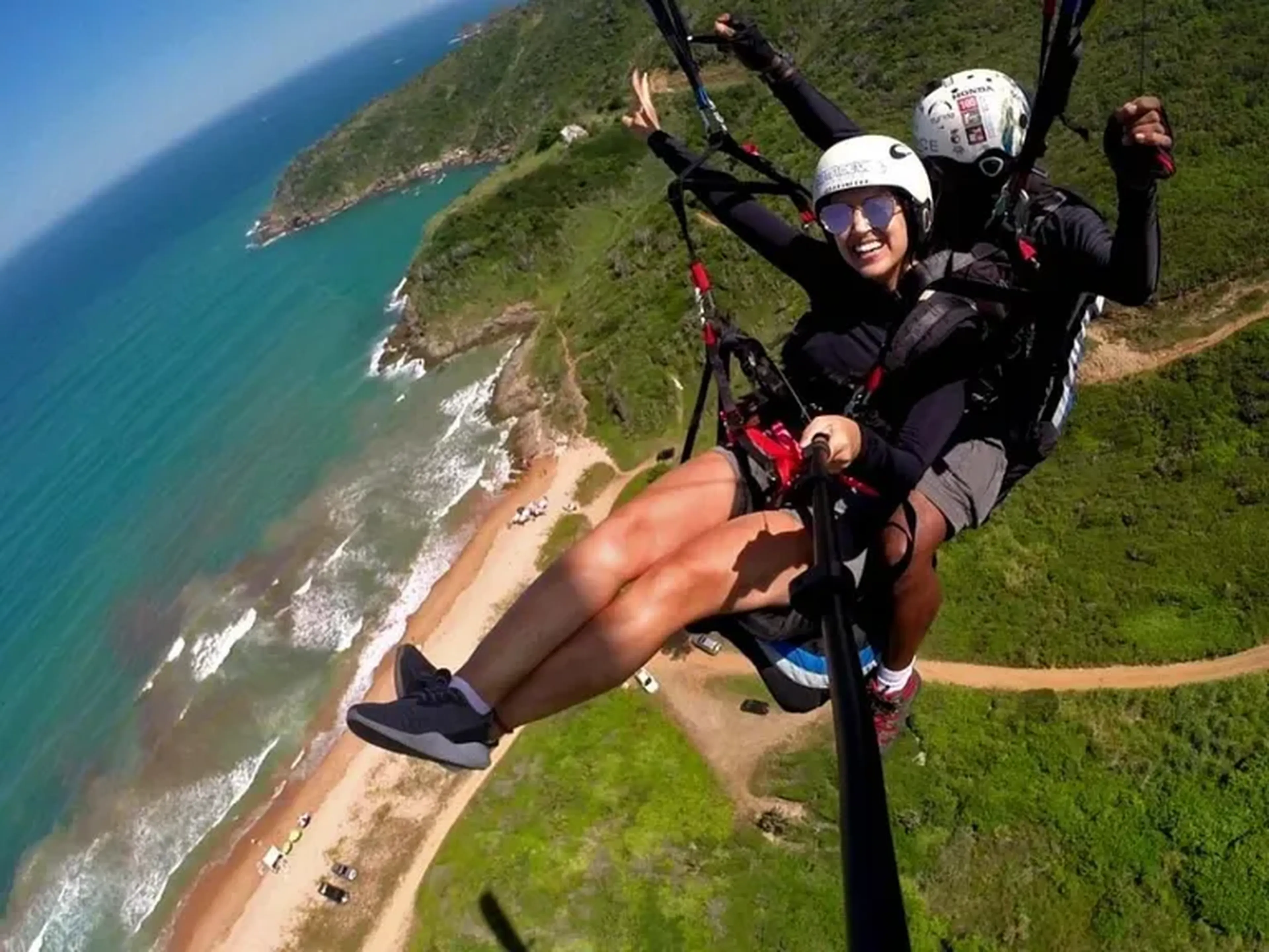 Vôo paraglider para os noivos imagem