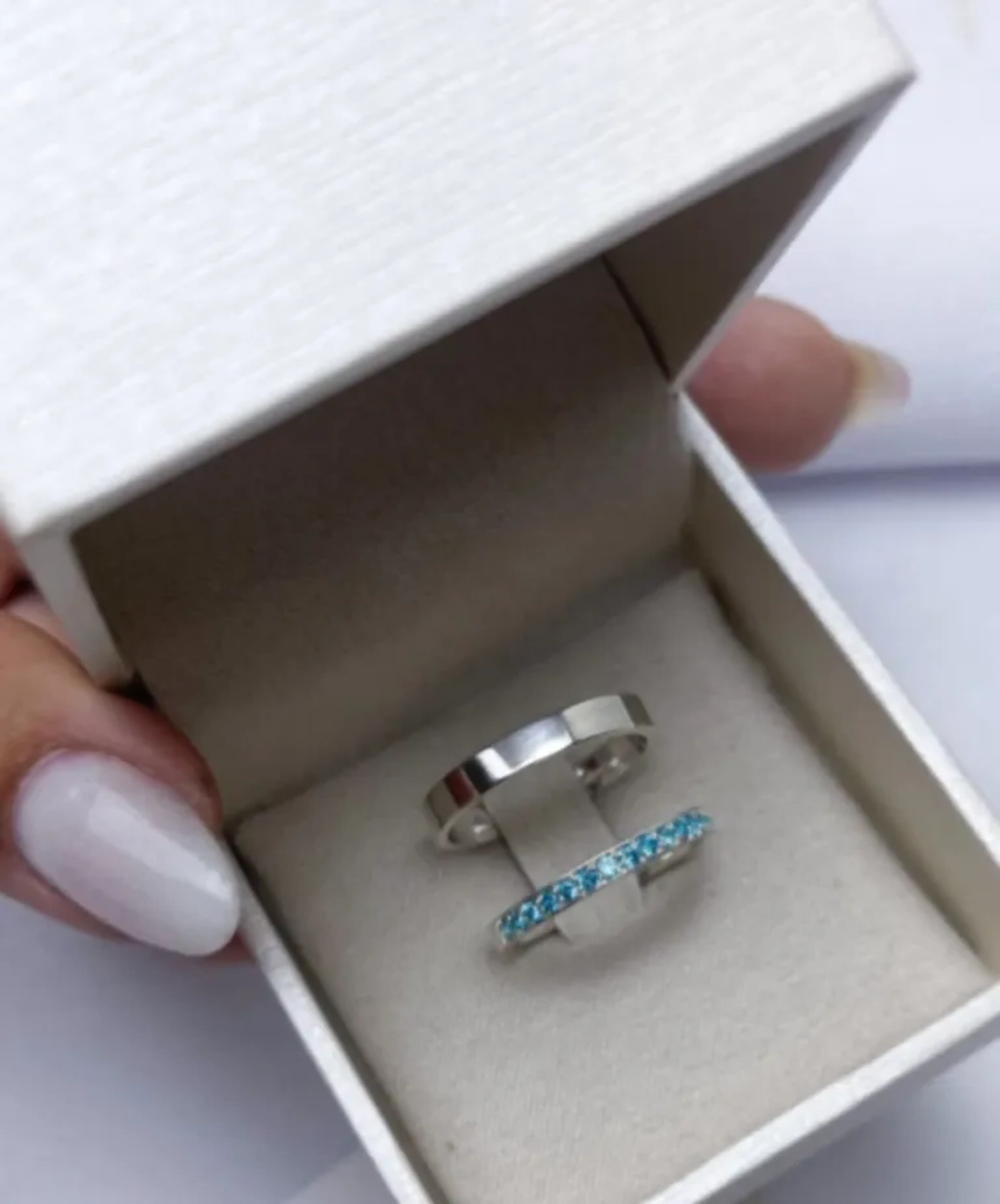 Par de aliança 3MM e 2MM cravejada colorida imagem